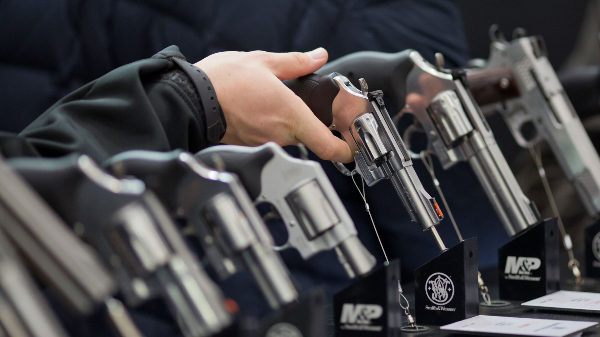 Handfeuerwaffen auf einer Messe in Nürnberg | Bildquelle: dpa