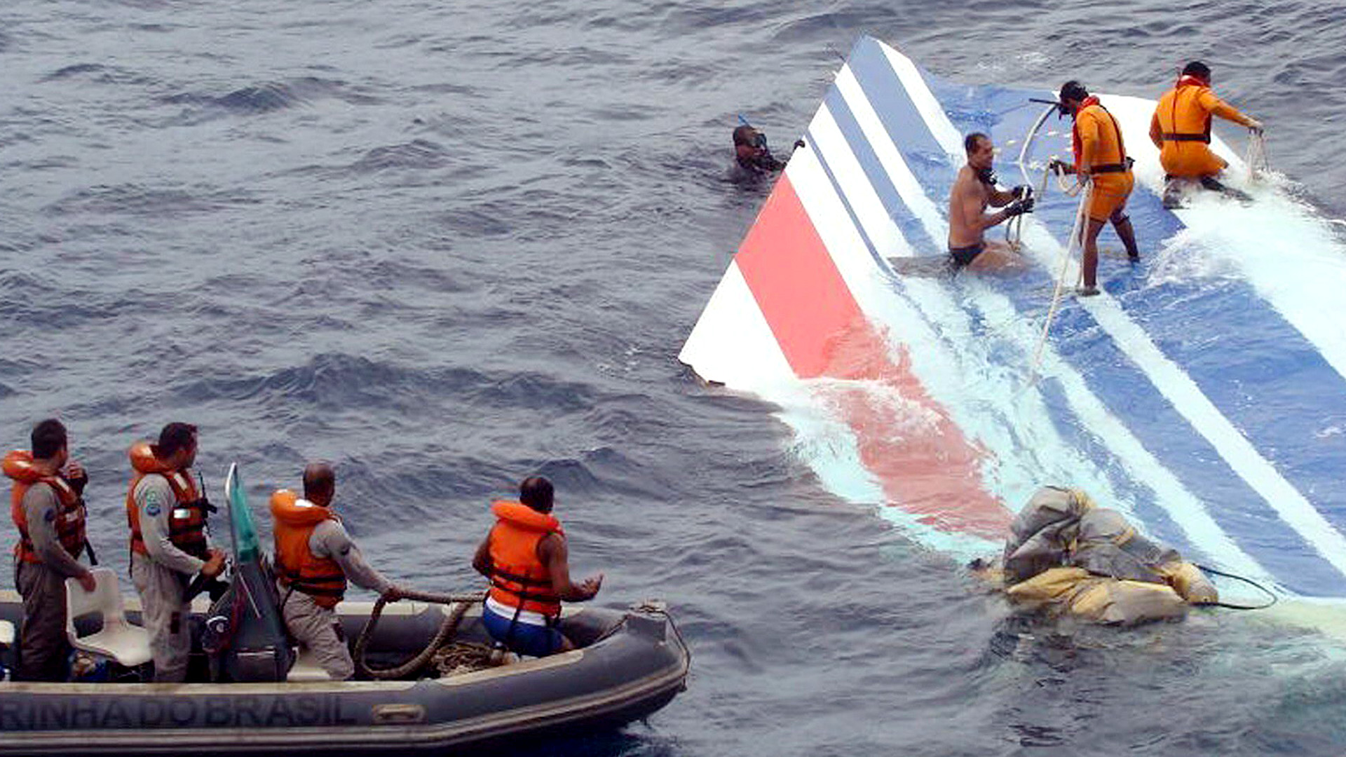 Ein Wrackteil der abgestürzten Air-France-Maschine AF447 wird von einem Rettungsteam der brasilianischen Marine im Atlantik geborgen (Archivfoto vom 08.06.2009). | Bildquelle: picture alliance / dpa