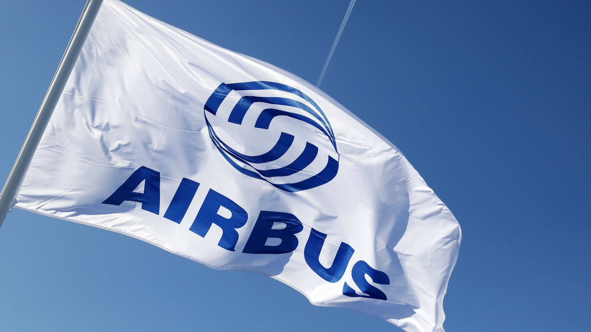 Wehende Fahne mit dem Logo des Flugzeugbauers Airbus | Bildquelle: GUILLAUME HORCAJUELO/EPA-EFE/REX