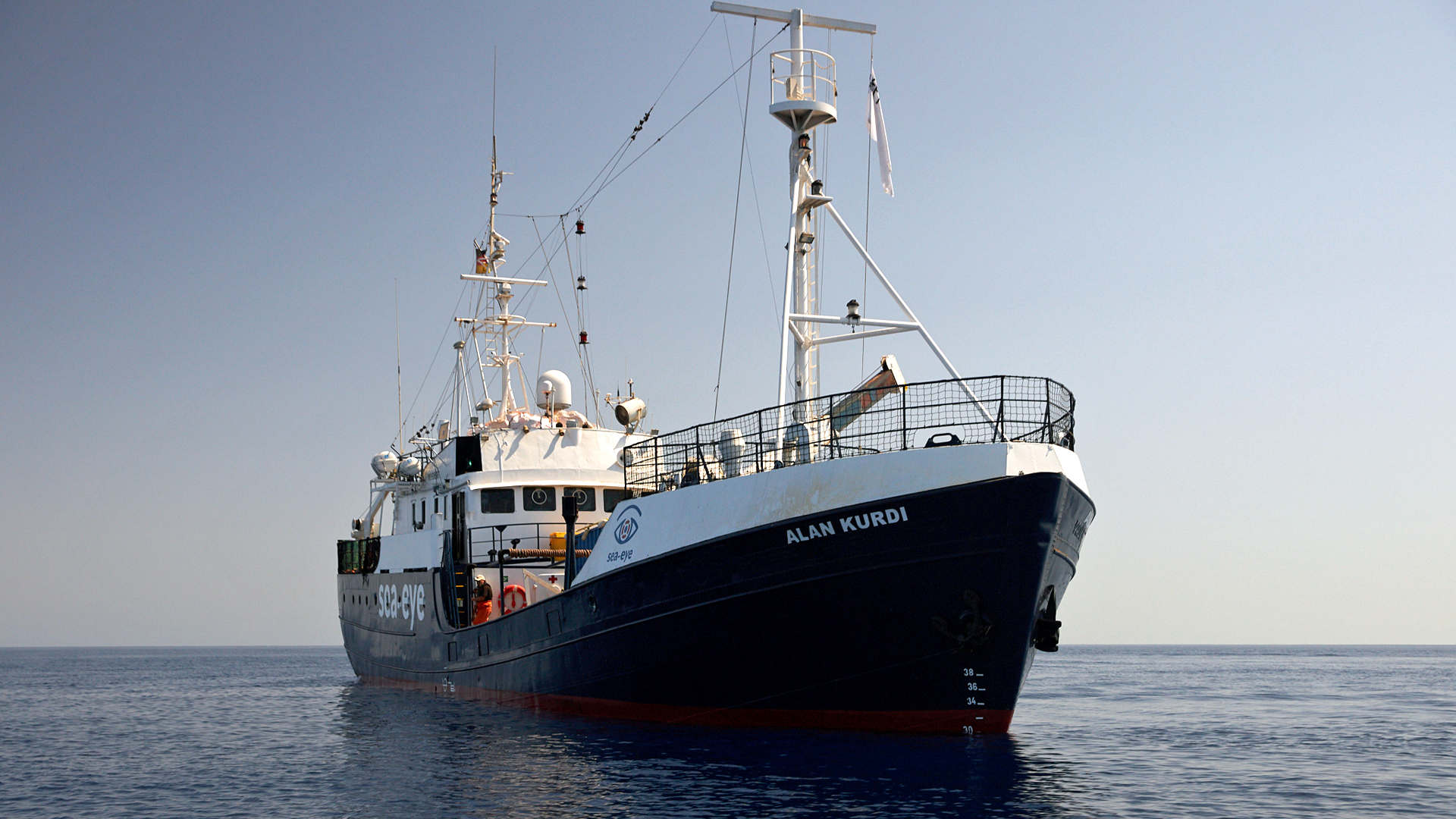 Rettungsschiff Alan Kurdi fährt im Mittelmeer | Bildquelle: SEA-EYE