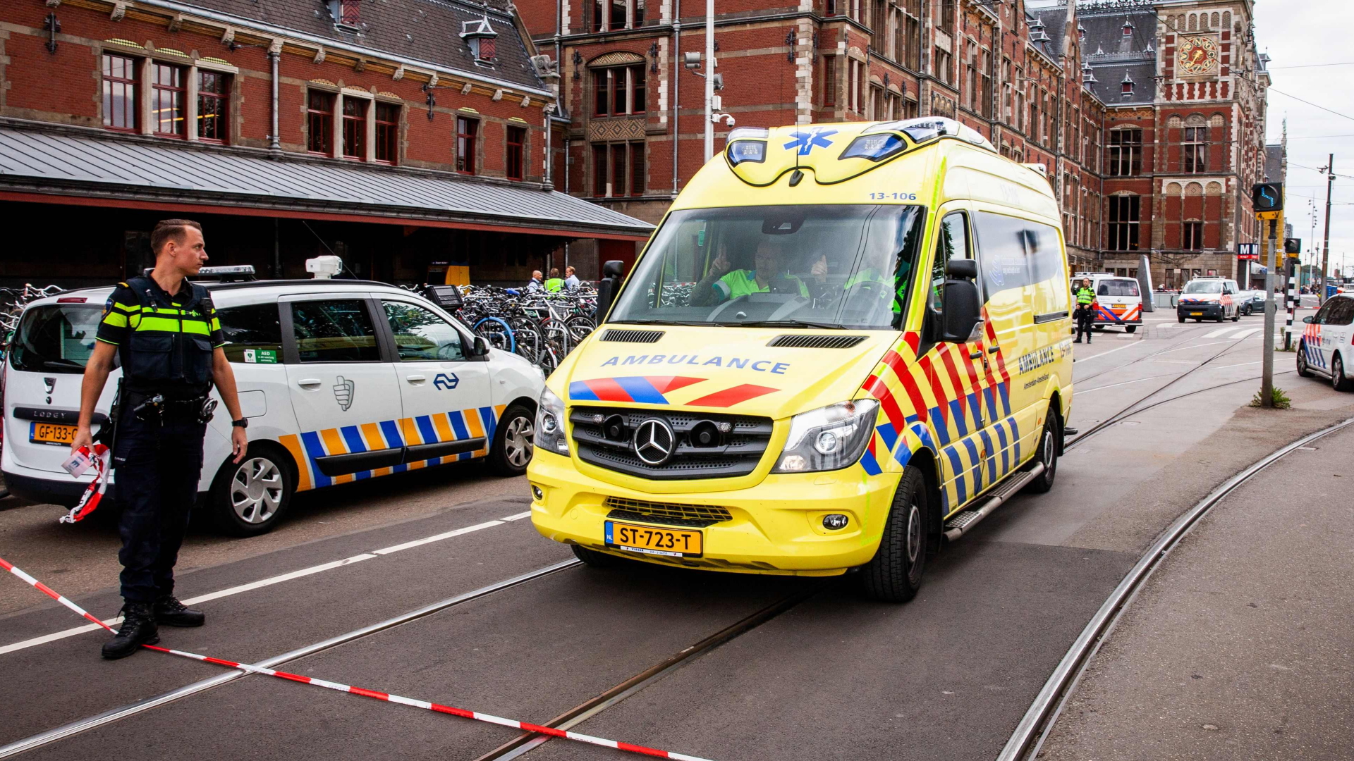 Ein Rettungswagen vor dem Amsterdamer Hauptbahnhof | Bildquelle: AFP