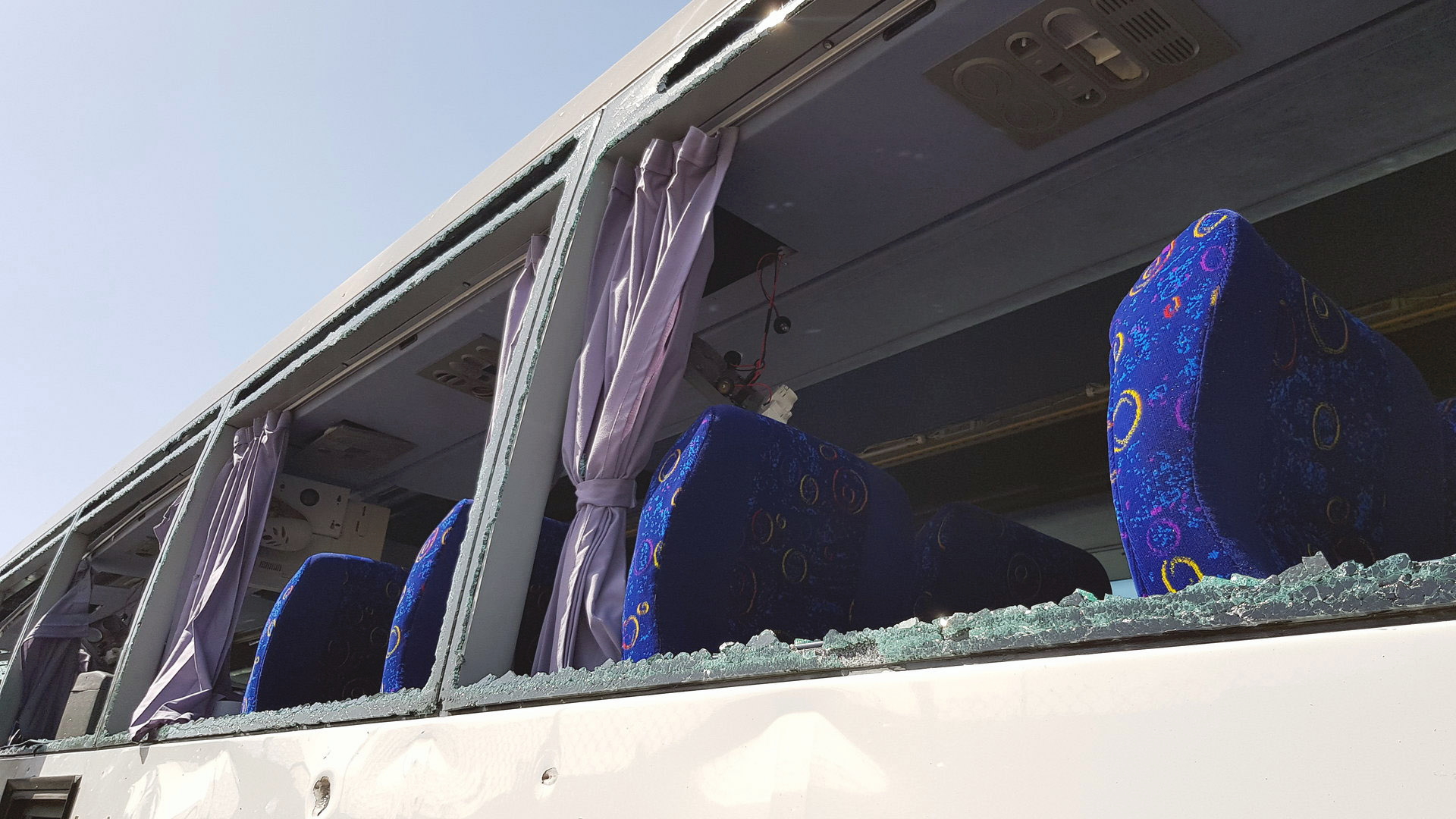 Bei Anschlag nahe Gizeh beschädigter Bus | Bildquelle: REUTERS