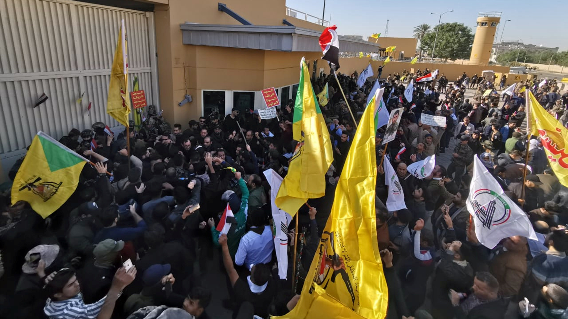 Demonstranten vor der US-Botschaft in Bagdad | Bildquelle: REUTERS