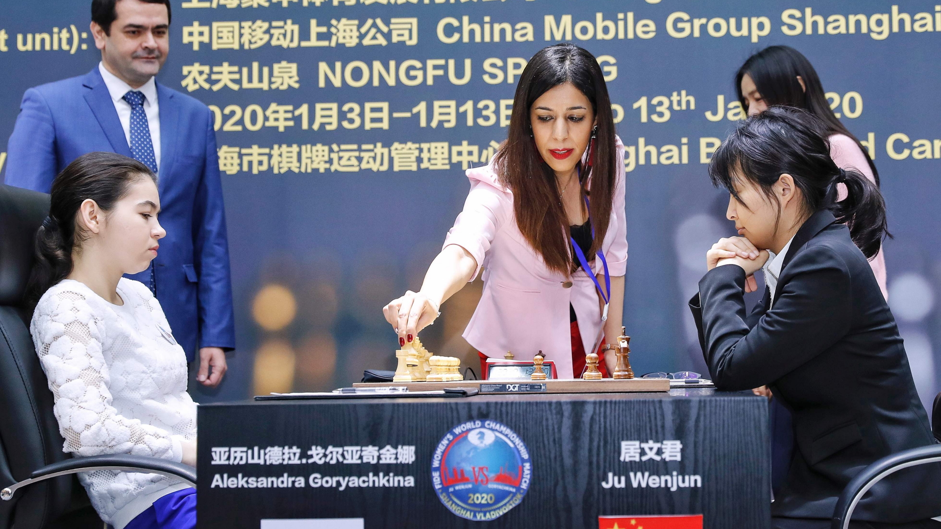 Alexandra Gorjatschkina und Ju Wenjun spielen in Shanghai um die Schach-WM. In der Mitte: Schiedsrichterin Shohreh Bayat. | Bildquelle: AFP