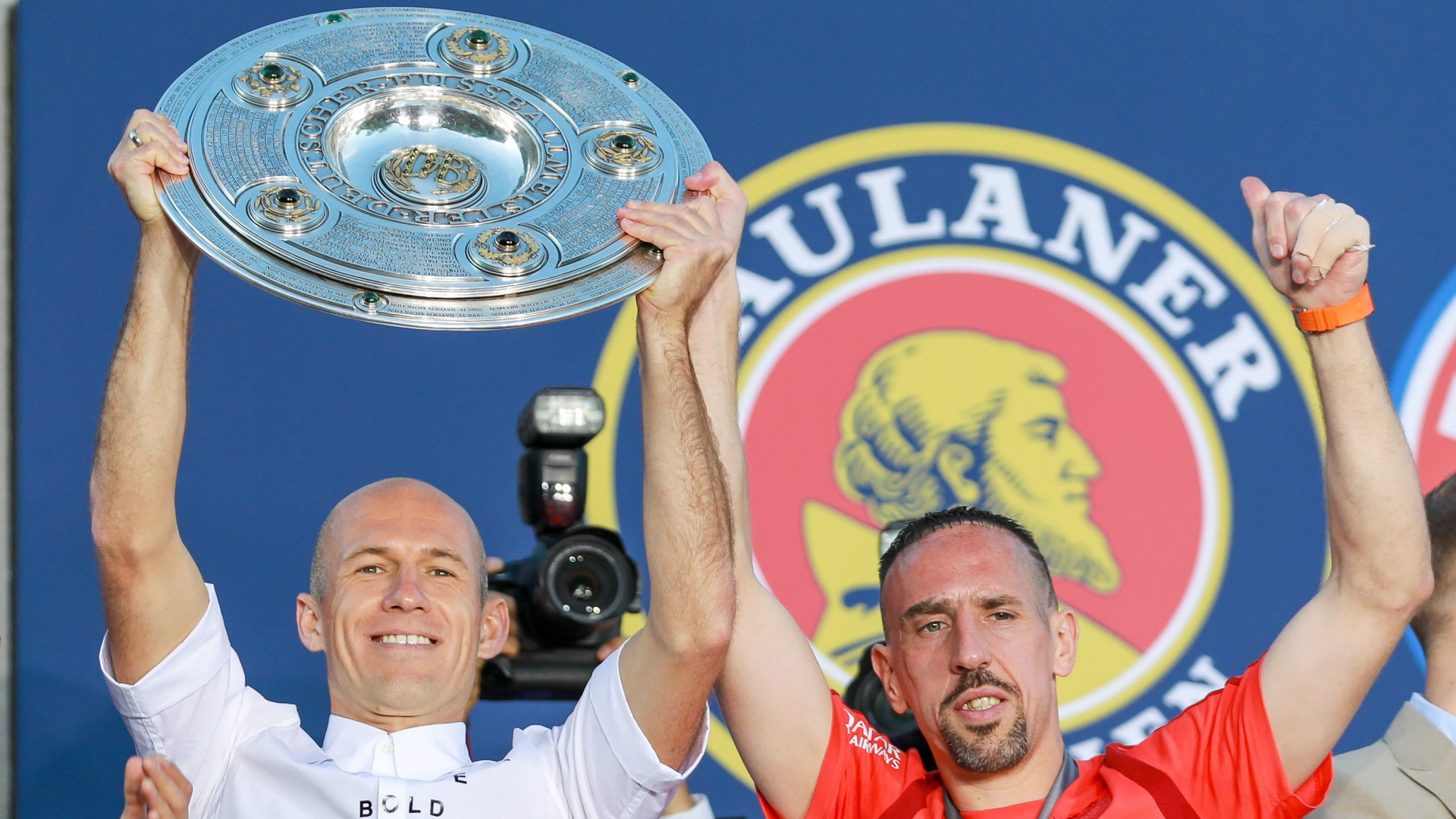 Arjen Robben und Franck Ribéry - und die Meisterschale. | Bildquelle: dpa