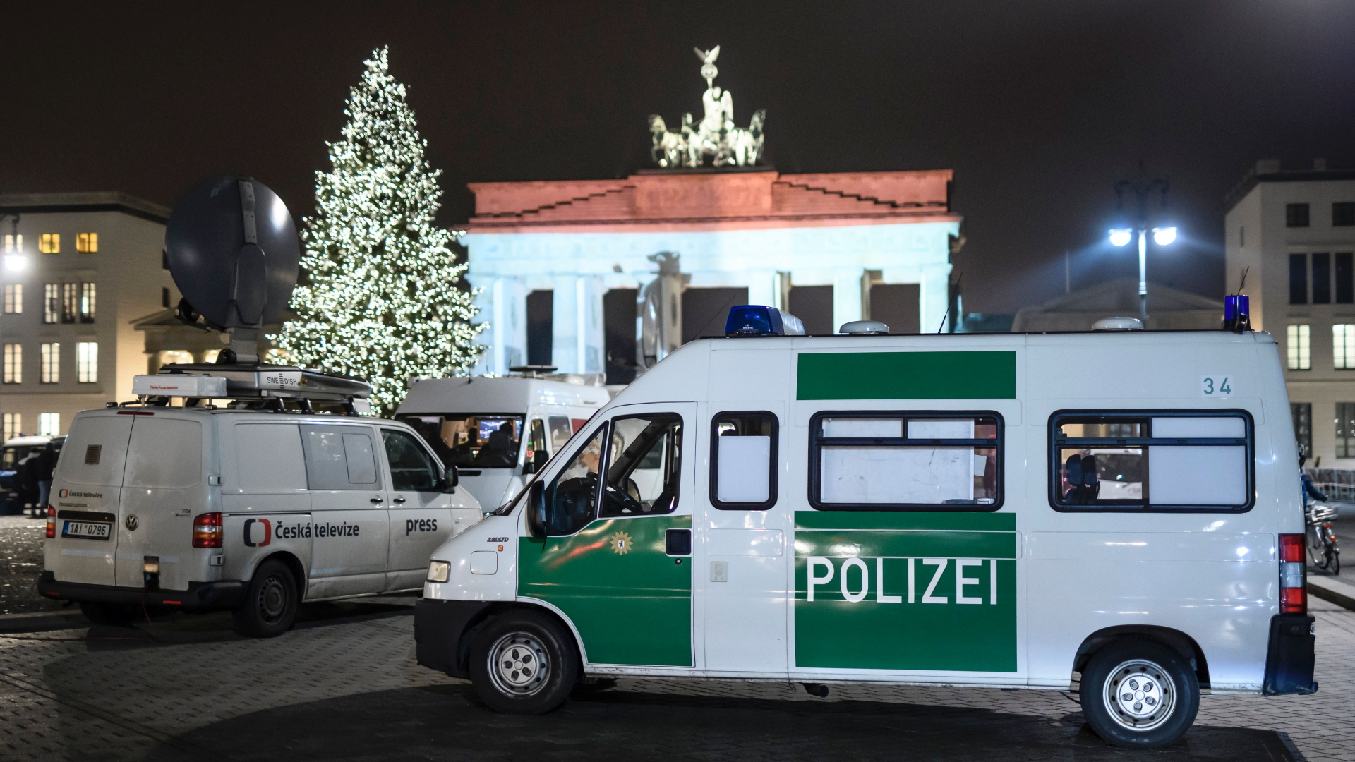 Polizeiwagen vor Brandenburger Tor | Bildquelle: AFP