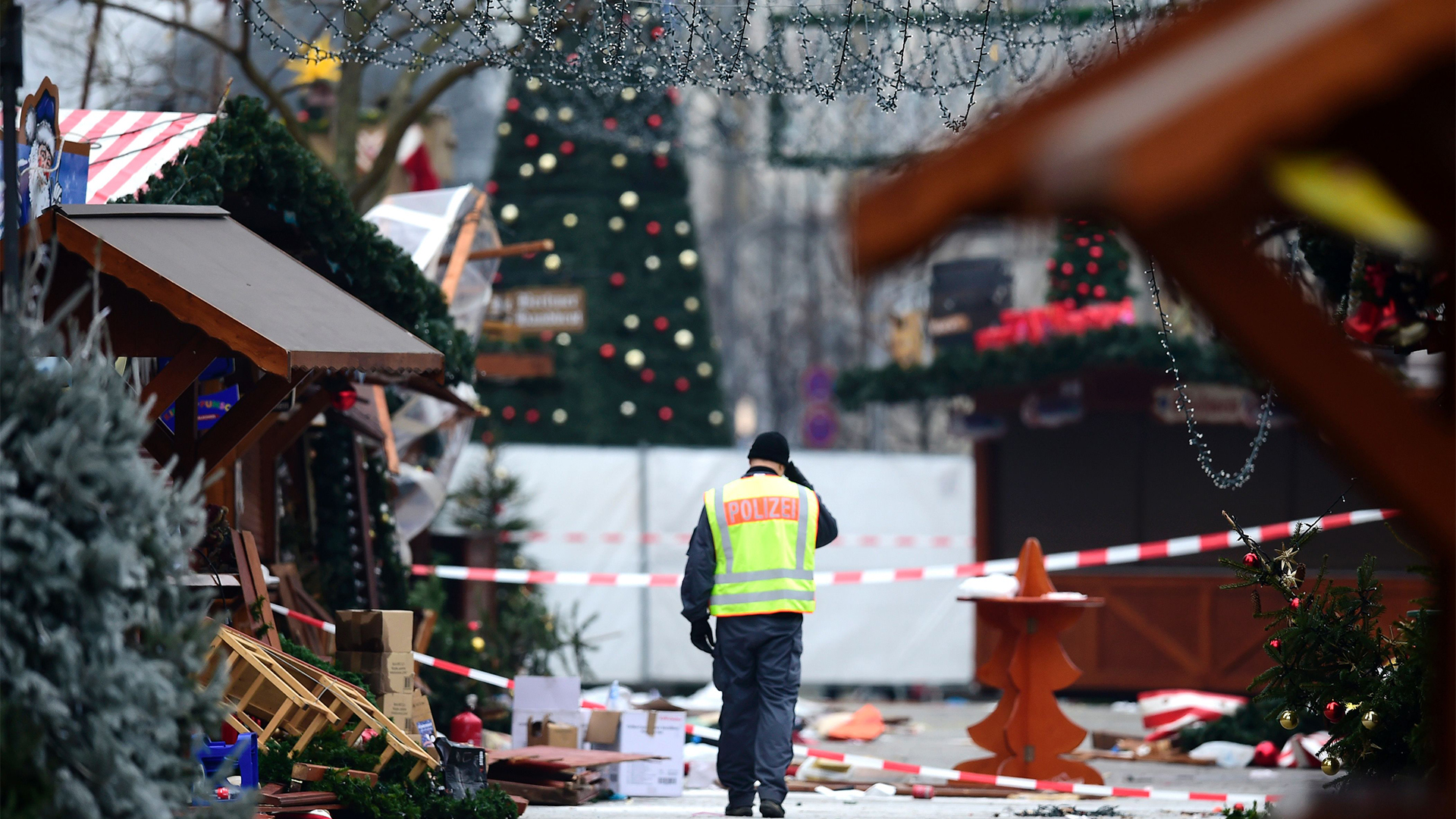 Polizist auf dem Weihnachtsmarkt an der Gedächtniskirche | Bildquelle: AFP