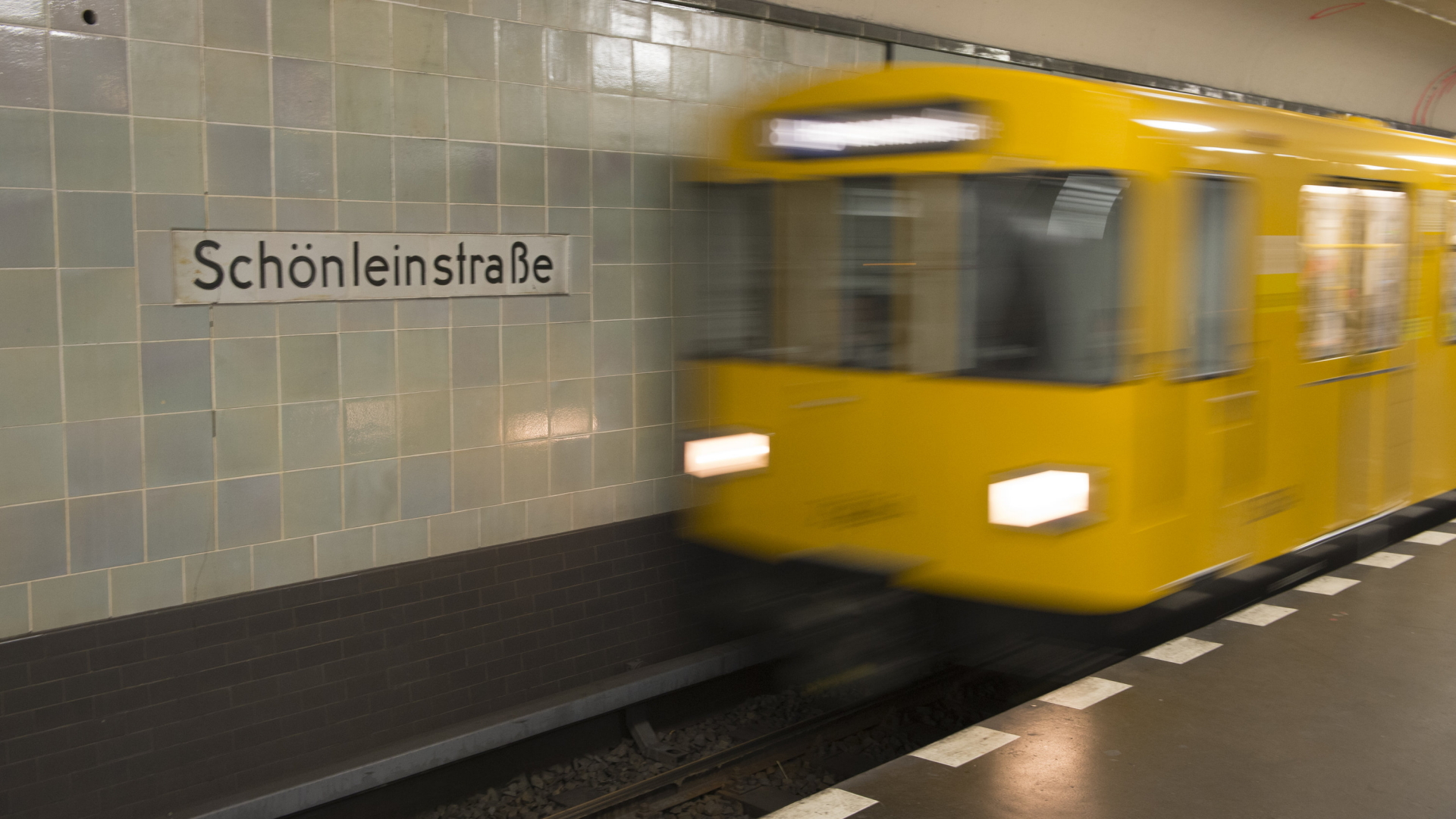 Eine U-Bahn fährt in die Berliner Haltestelle Schönleinstraße ein. | Bildquelle: dpa