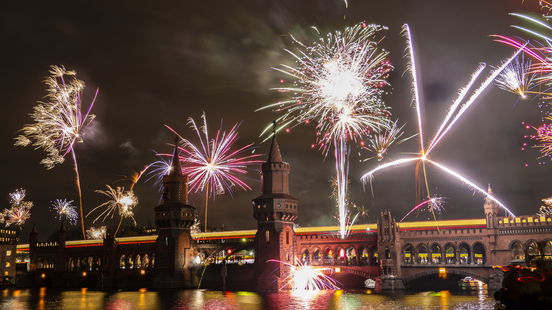 Ein Feuerwerk entlädt sich über der Oberbaumbrücke in Berlin während der Neujahrsfeier 2020. | Bildquelle: dpa