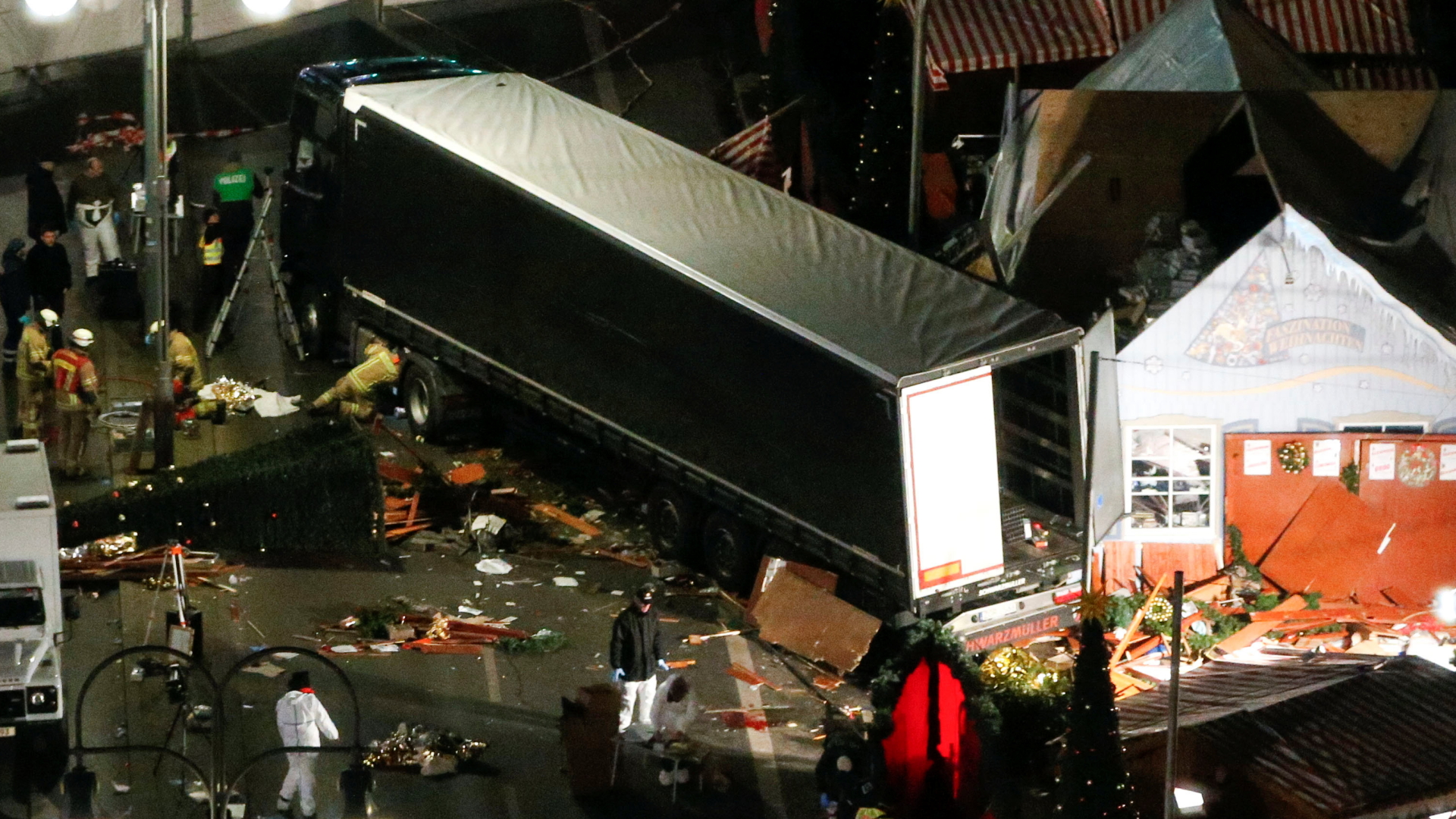 Ein Lastwagen ist in den Berliner Weihnachtsmarkt an der Gedächtniskirche gerast und steht zwischen zerstörten Buden. | Bildquelle: REUTERS