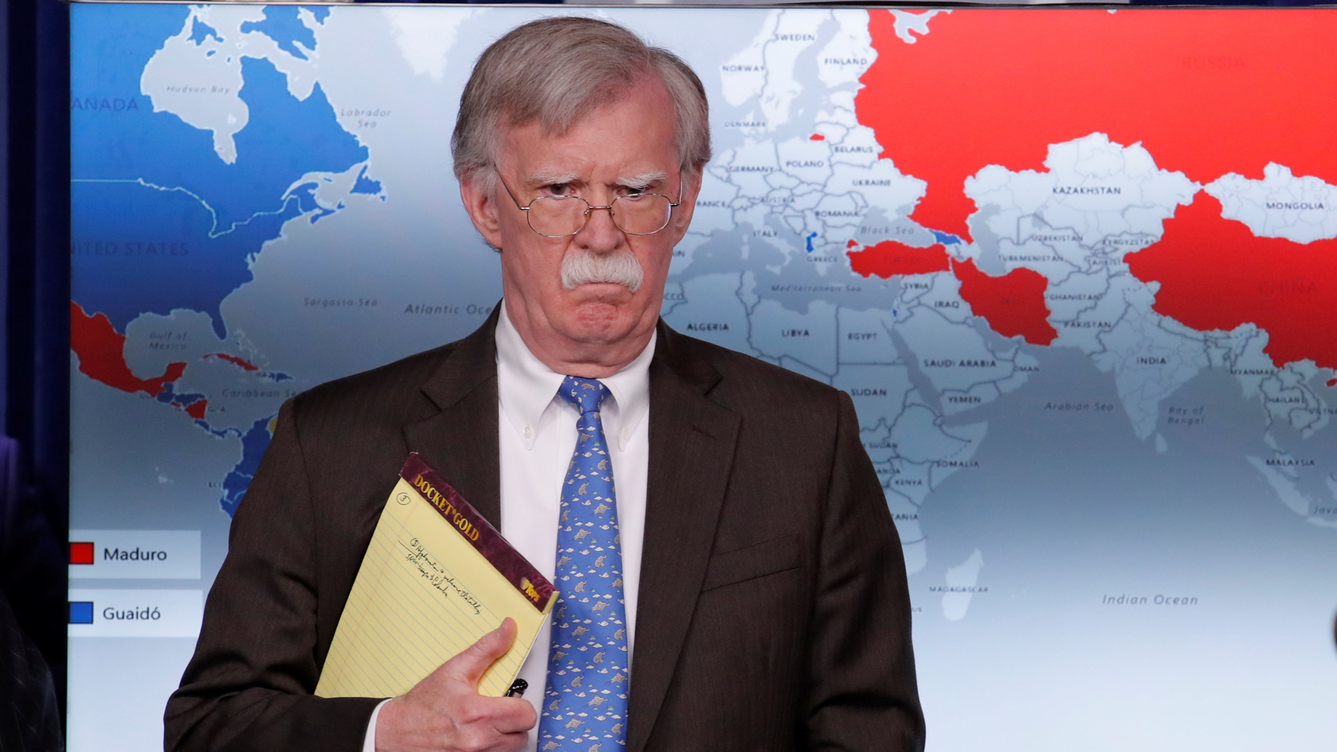 US-Sicherheitsberater Bolton steht vor einer Weltkarte. | Bildquelle: REUTERS
