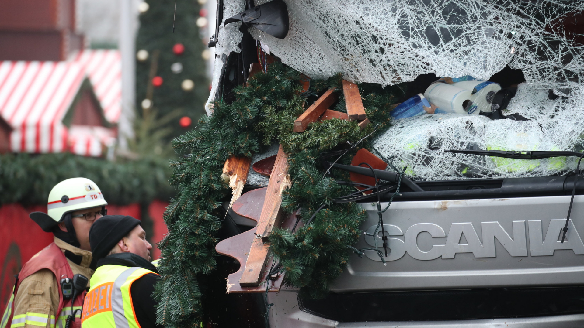 Der zerstörte Lkw, mit dem der Attentäter in den Berliner Weihnachtsmarkt fuhr | Bildquelle: dpa