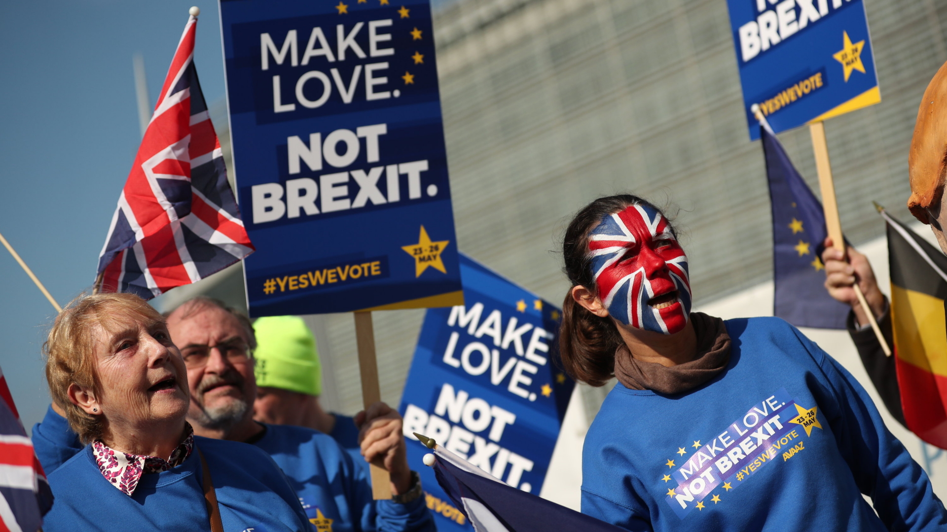 Brexit-Gegner protestieren gegen den EU-Austritt, eine Demonstrantin hat sich die englische Flagge auf das Gesicht geschminkt. | Bildquelle: AP