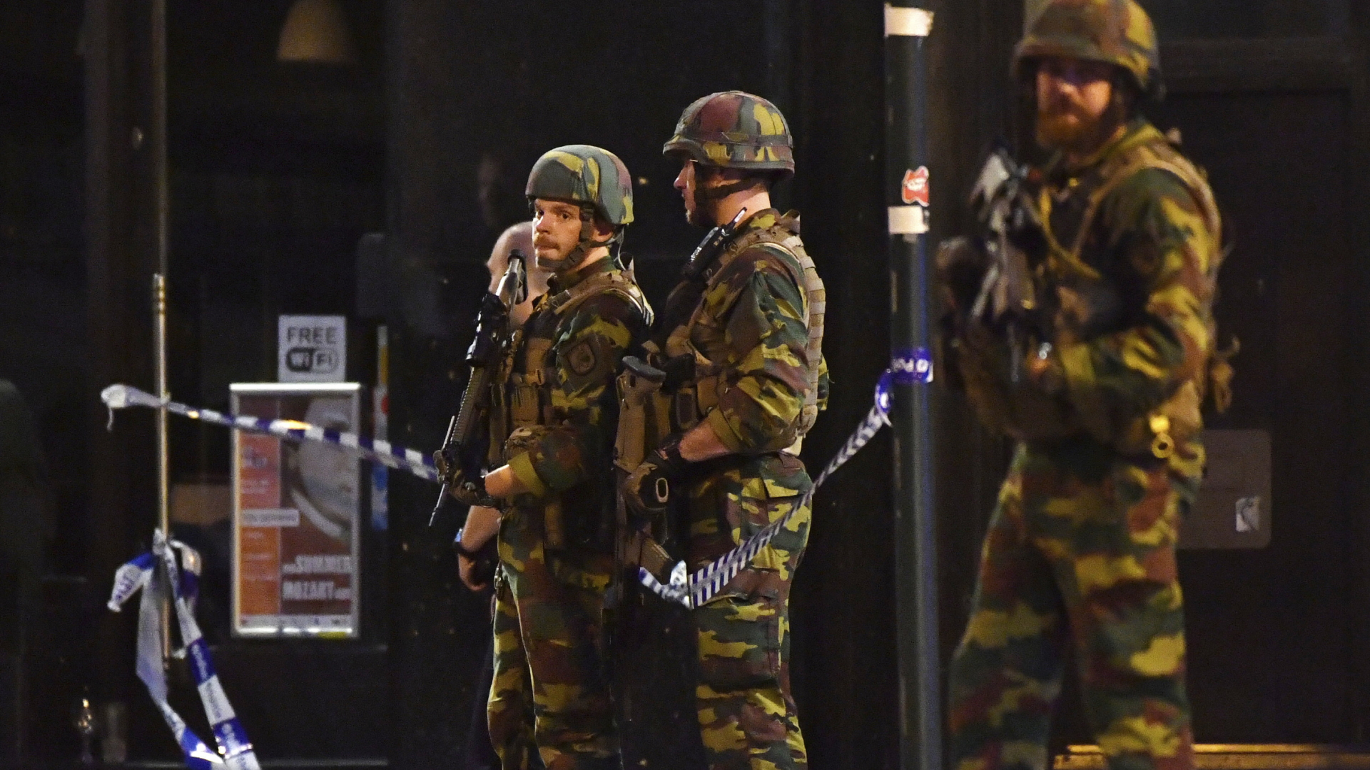 Bewaffnete Polizisten patrouillieren vor dem Brüsseler Zentralbahnhof. | Bildquelle: dpa