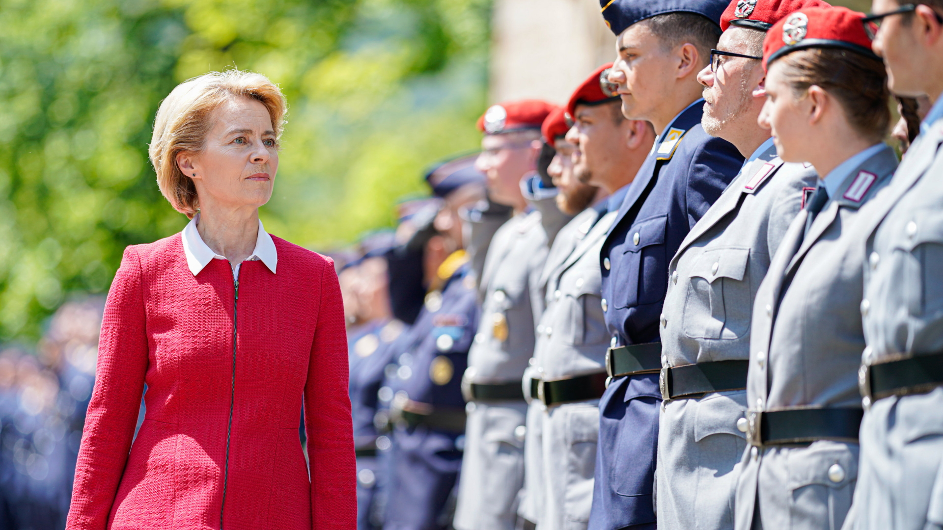 Ursula von der Leyen (CDU), Bundesverteidigungsministerin, geht am Hambacher Schloss beim feierlichen Gelöbnis an den Rekruten vorbei. | Bildquelle: dpa