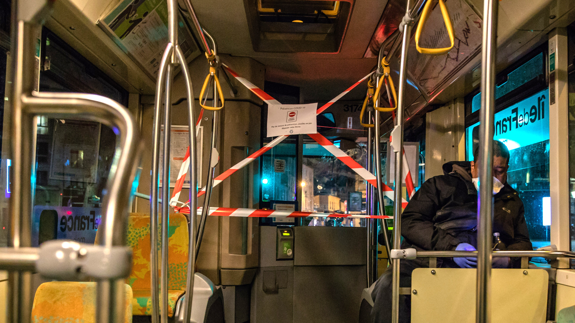 Eine provisorische Durchgangssperre mit Flatterband als Schutzmaßnahme für den Busfahrer ist in einem Bus in Frankreich angebracht worden (Symbolbild). | Bildquelle: dpa