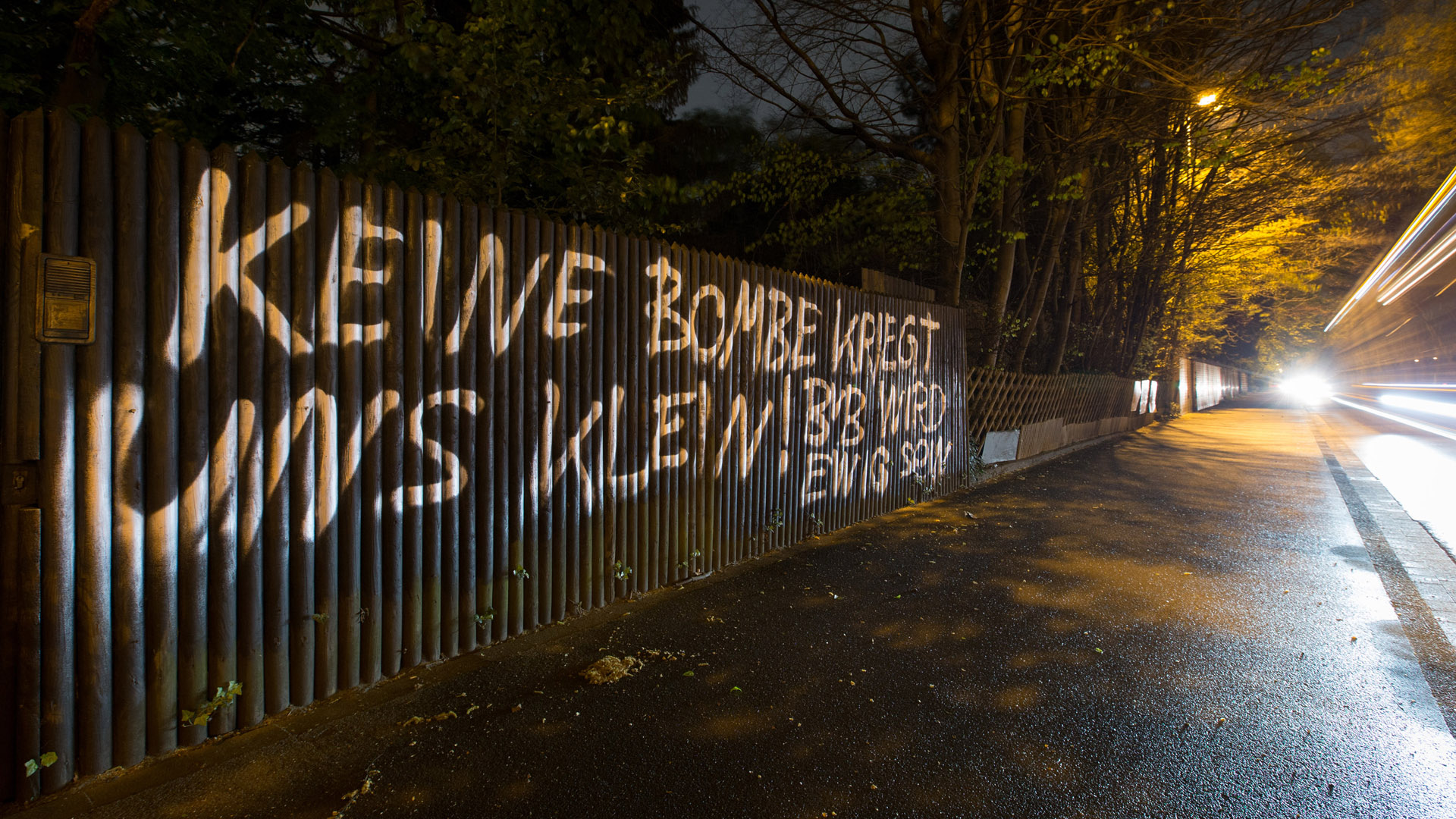 Der Schriftzug "Keine Bombe kriegt uns klein! BVB wird ewig sein" in Dortmund an einem Zaun.  | Bildquelle: dpa