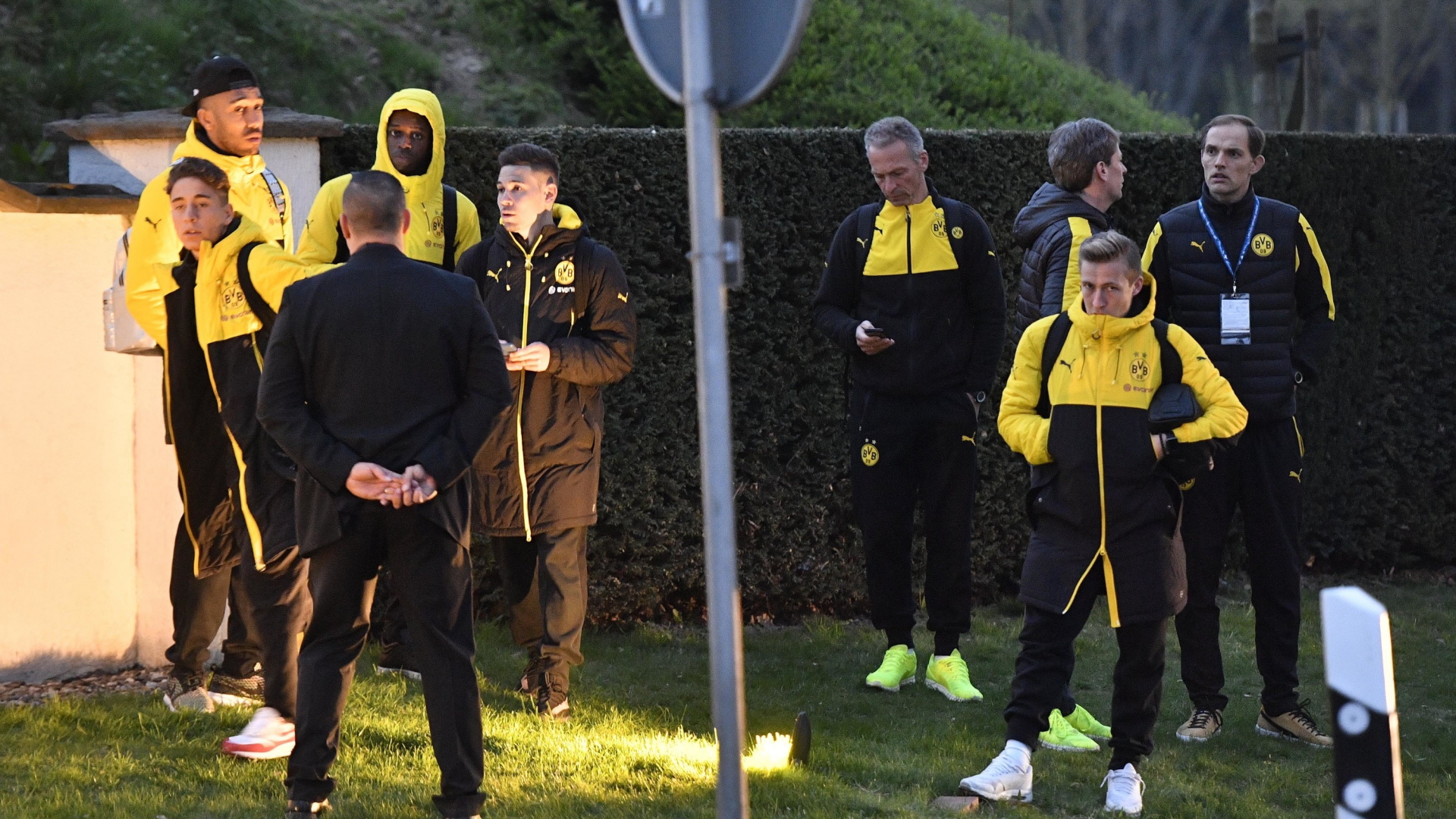 Die Dortmunder Mannschaft nach den Explosionen am Mannschaftsbus | Bildquelle: AP