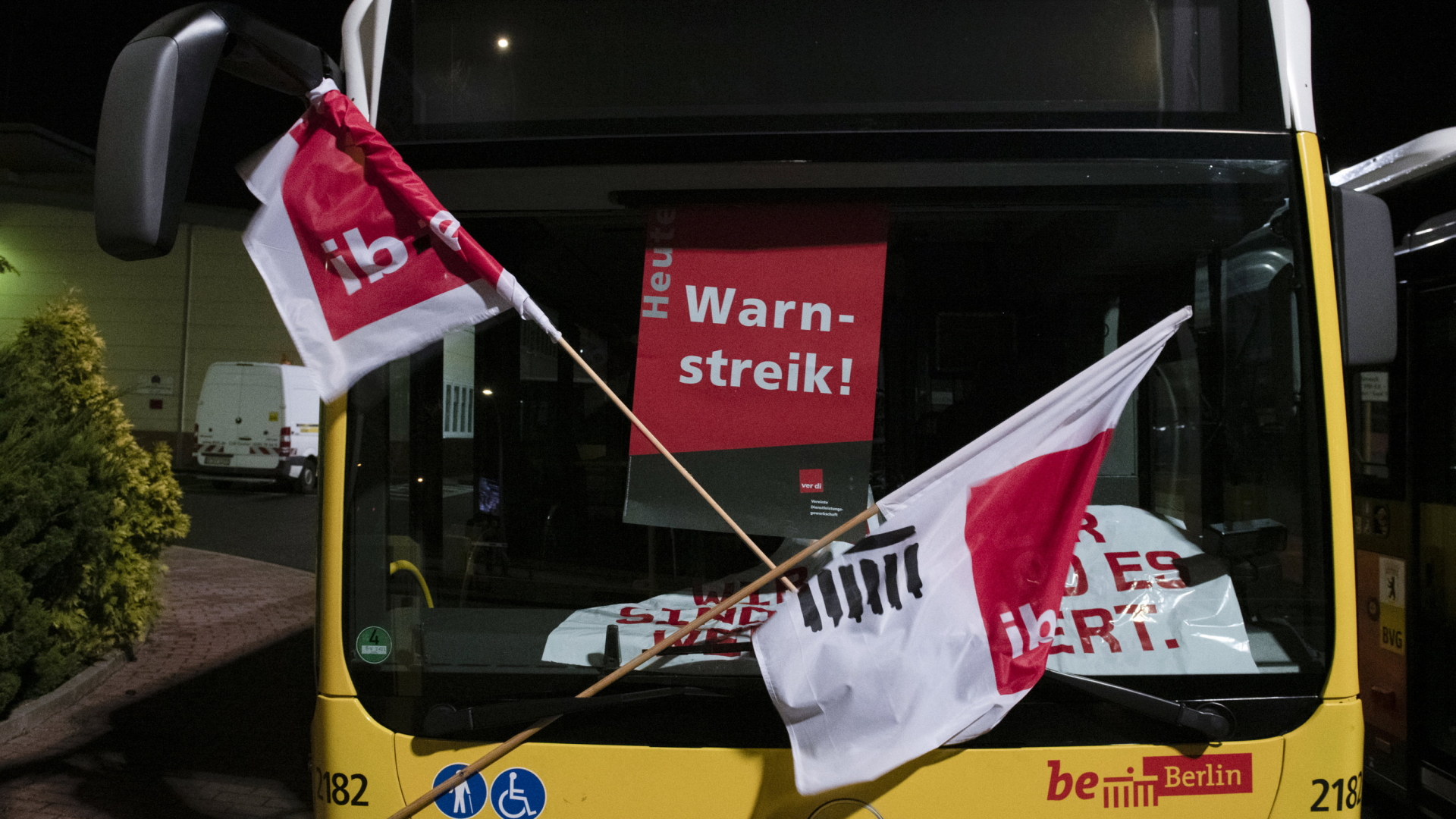 Bus der BVG in Berlin mit einem "Warnstreik"- Plakat.  | Bildquelle: dpa