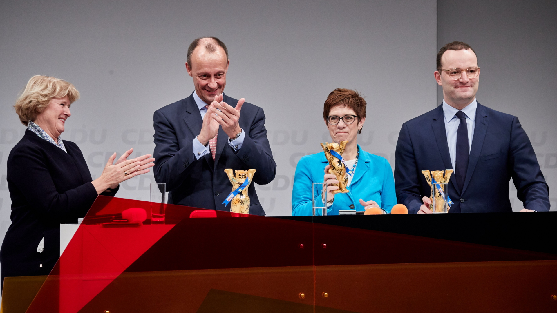 Friedrich Merz, Annegret Kramp-Karrenbauer und Jens Spahn auf der CDU-Regionalkonferenz in Berlin - Landesvorsitzende Monika Grütters applaudiert. | Bildquelle: HAYOUNG JEON/EPA-EFE/REX/Shutter
