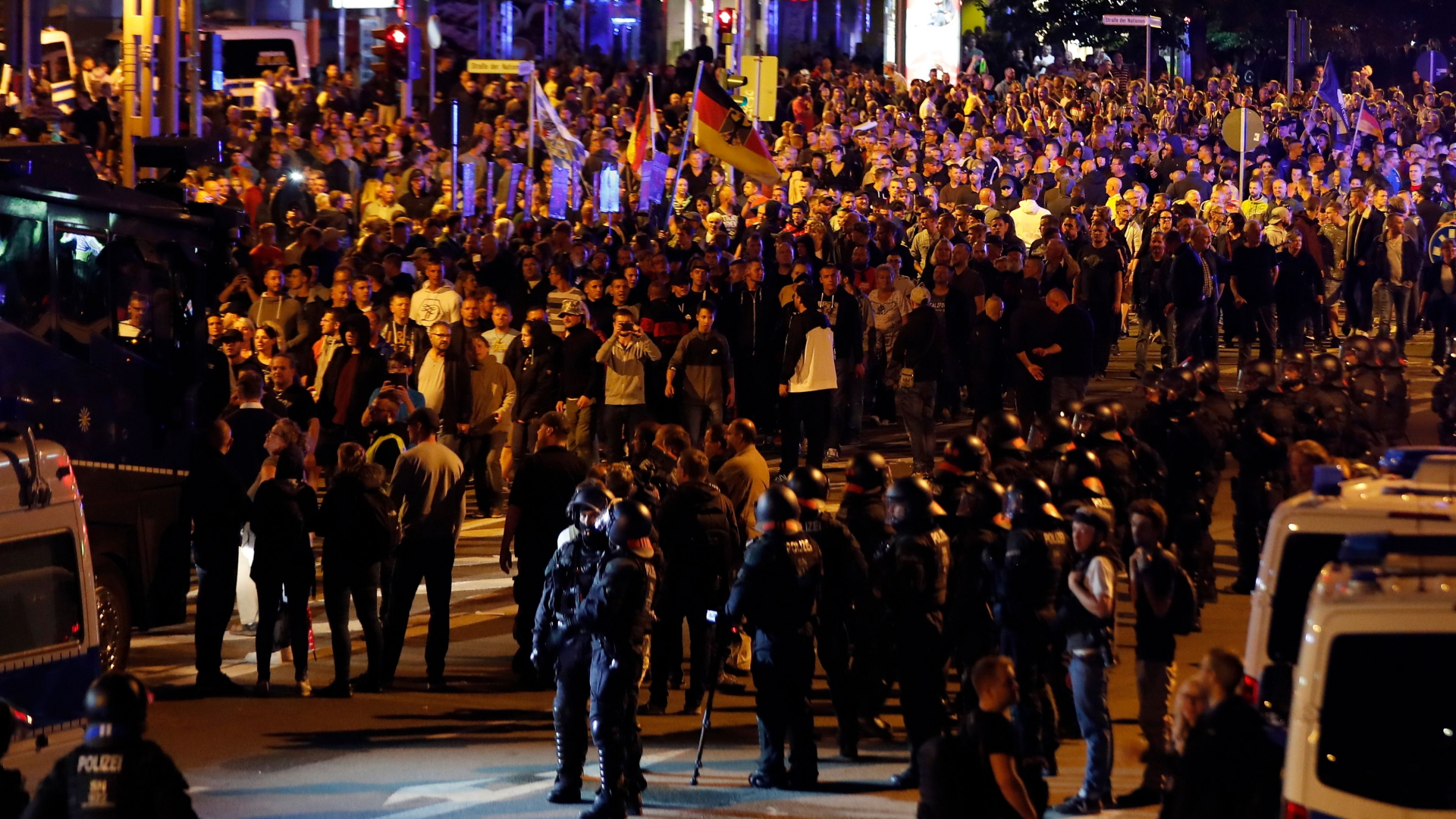Die von "Pro Chemnitz"-angemeldete Demonstration hat inzwischen wieder ihren Ausgangspunkt am Karl-Marx-Denkmal erreicht. | Bildquelle: AFP