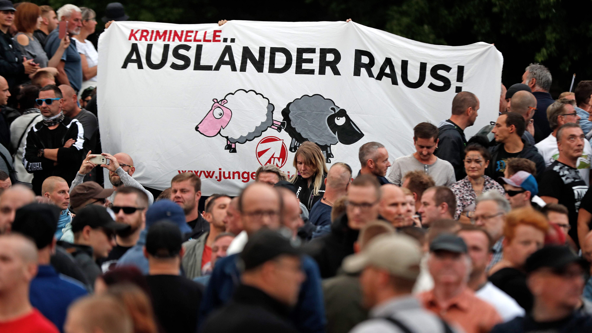 Ein Plakat auf der Demonstration in Chemnitz, zu der rechtsextreme Gruppierungen aufgerufen hatten. | Bildquelle: AFP