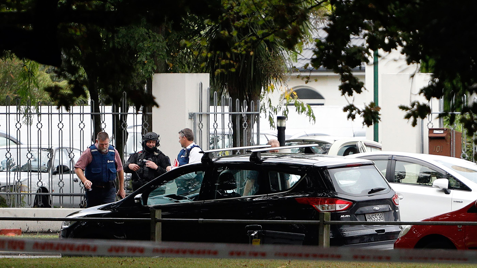 Polizisten vor der Masjid-al-Noor-Moschee in Christchurch | Bildquelle: AFP