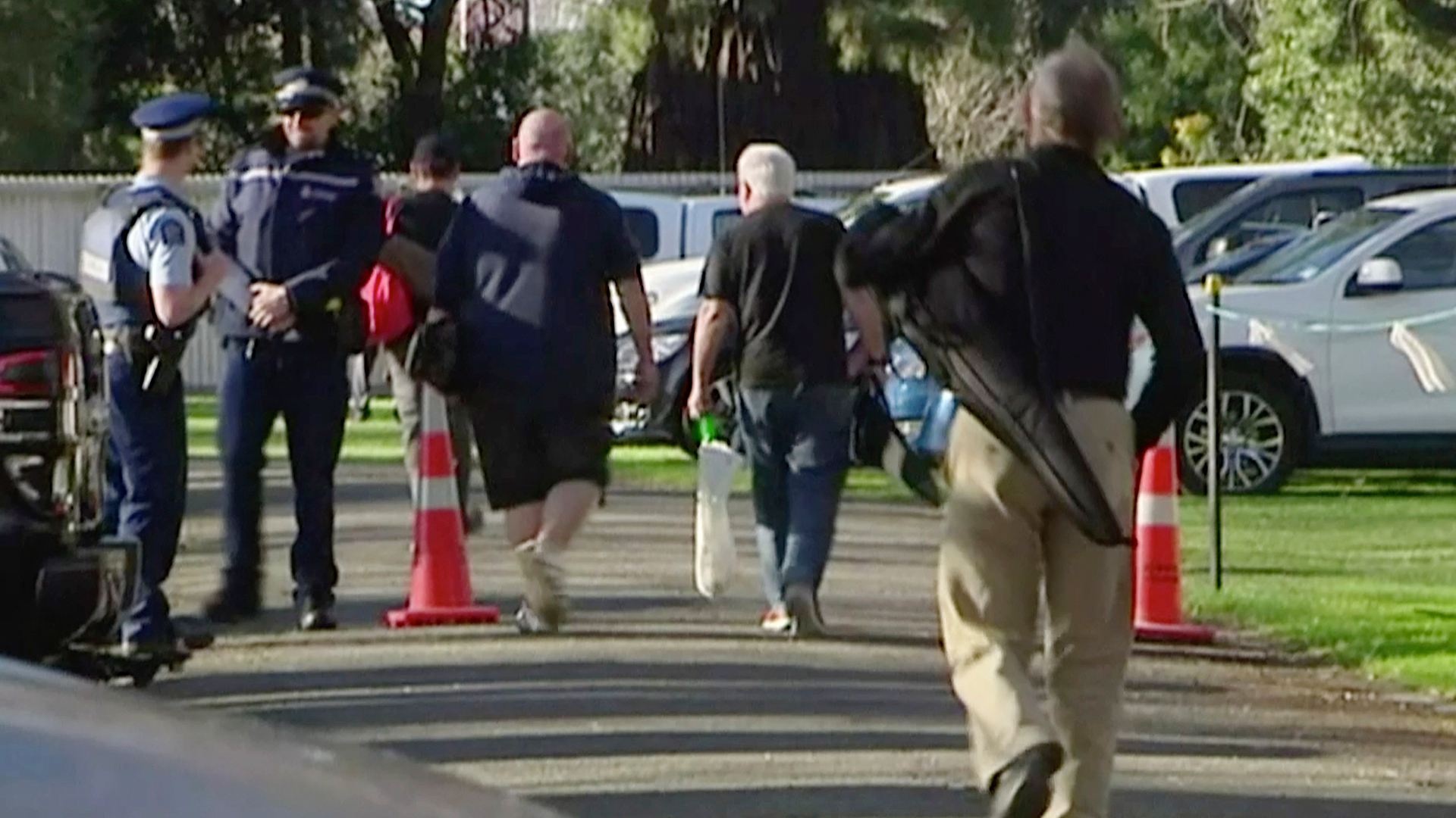 Das Videostandbild zeigt Menschen, die ihre Waffen zu einer Rückkaufveranstaltung bringen, Christchurch/Neuseeland | Bildquelle: dpa