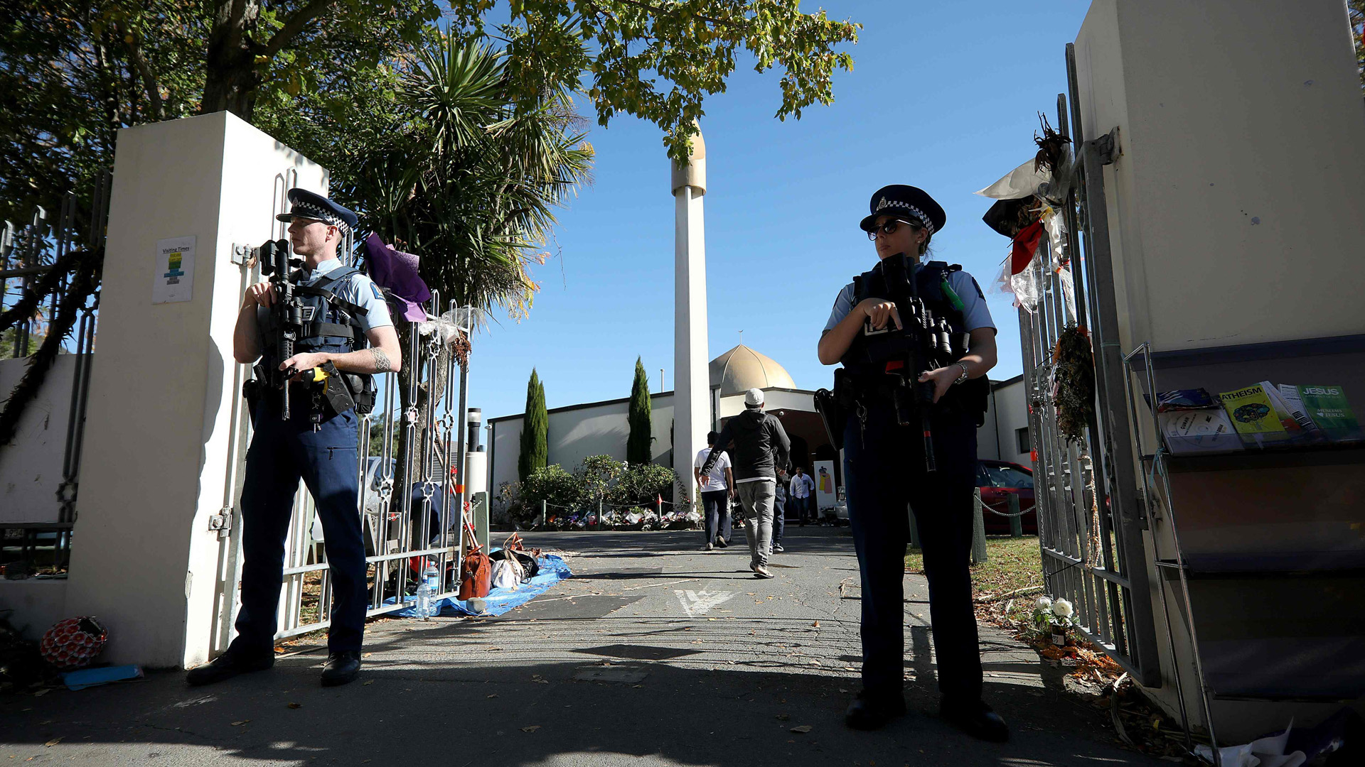 Polizisten stehen während des Freitagsgebets vor der Al-Noor-Moschee in Christchurch, dem Ort der Anschläge vom März. | Bildquelle: AFP