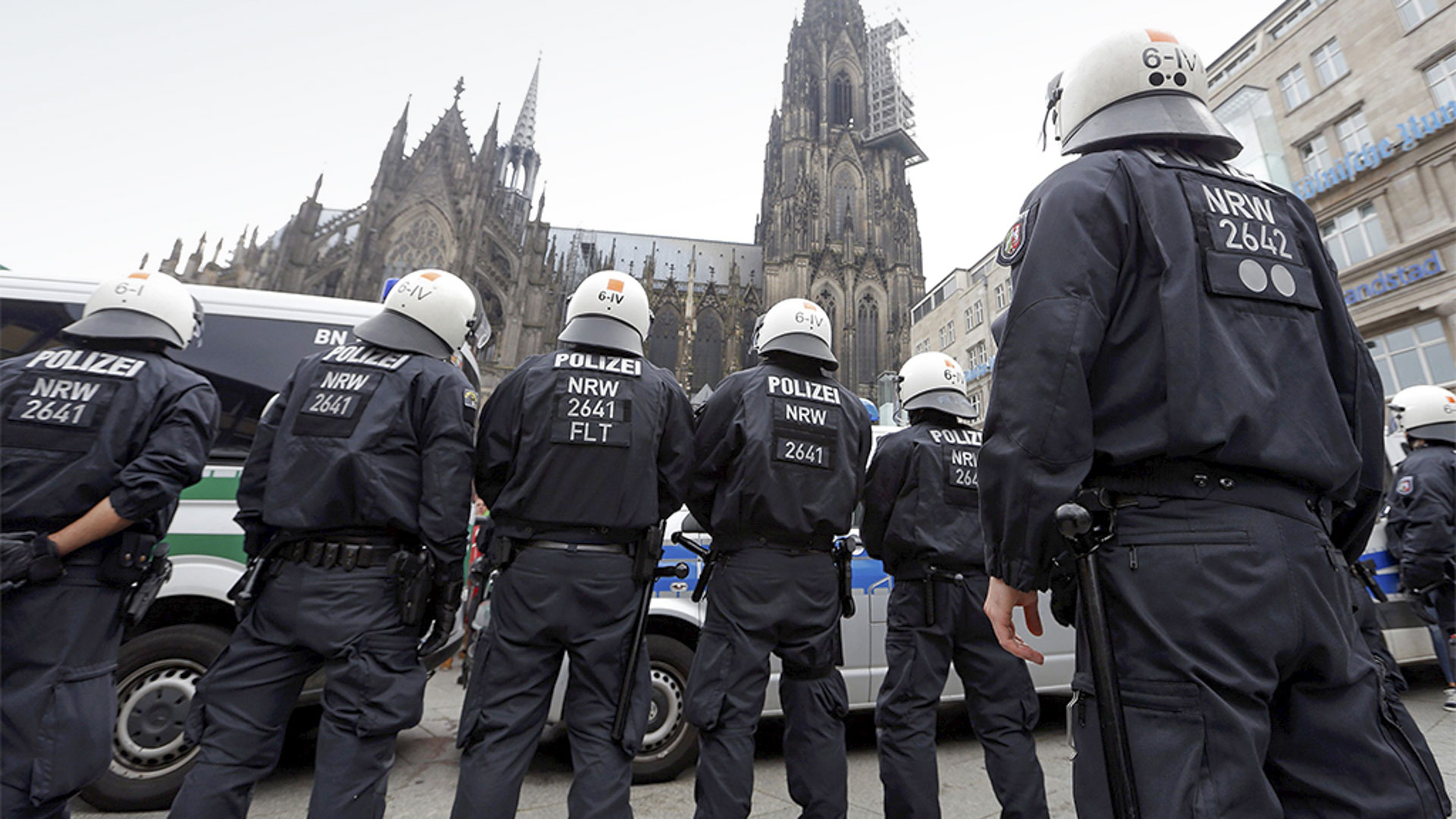 Polizeibeamte bereiten sich in Köln auf die Pro-Erdogan-Demonstration vor. | Bildquelle: REUTERS