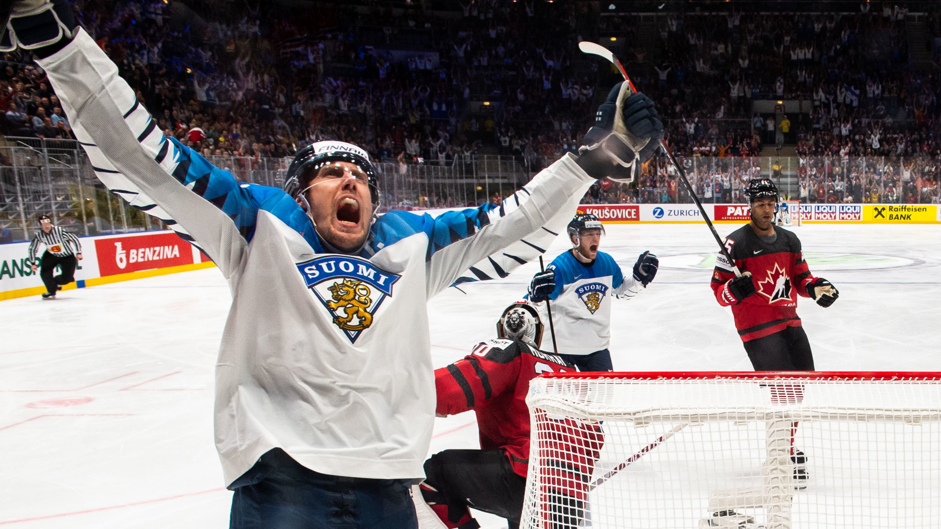 Der finnische Eishockeyspieler Marko Anttila feiert, nachdem er ein Tor gegen den kanadischen Torwart Matt Murray erzielt hat.  | Bildquelle: dpa