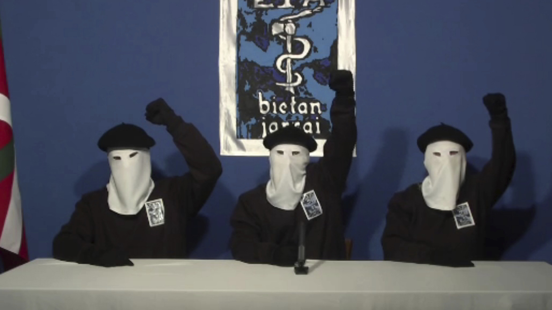 Archivfoto aus dem Oktober 2011 zeigt maskierte ETA-Mitglieder bei einer Pressekonferenz  | Bildquelle: picture alliance / Uncredited/GA