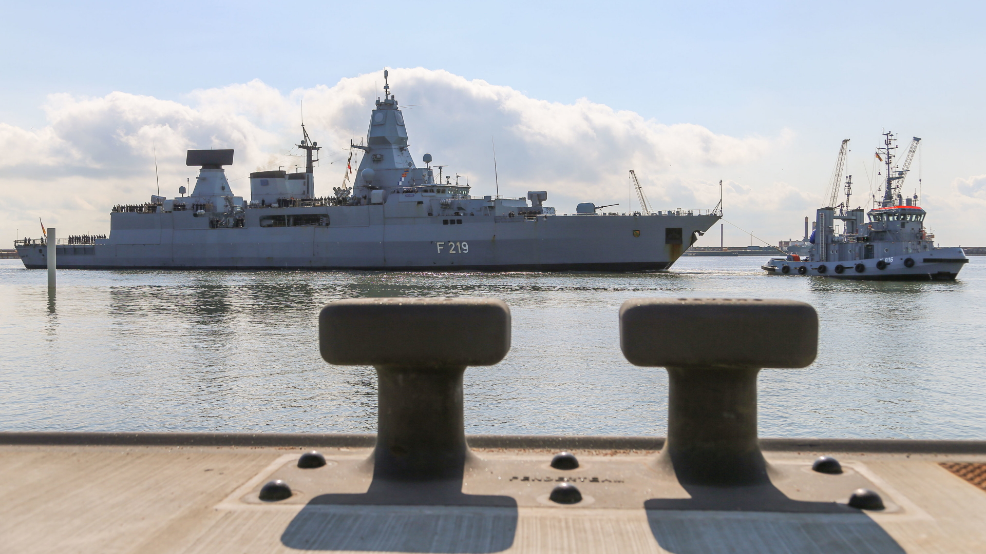 Die Fregatte "Sachsen", die bei der EU-Mission "Sophia" eingesetzt wird, fährt in den Hafen von Wilhelmshaven ein. (Archivbild Mai 2018) | Bildquelle: dpa