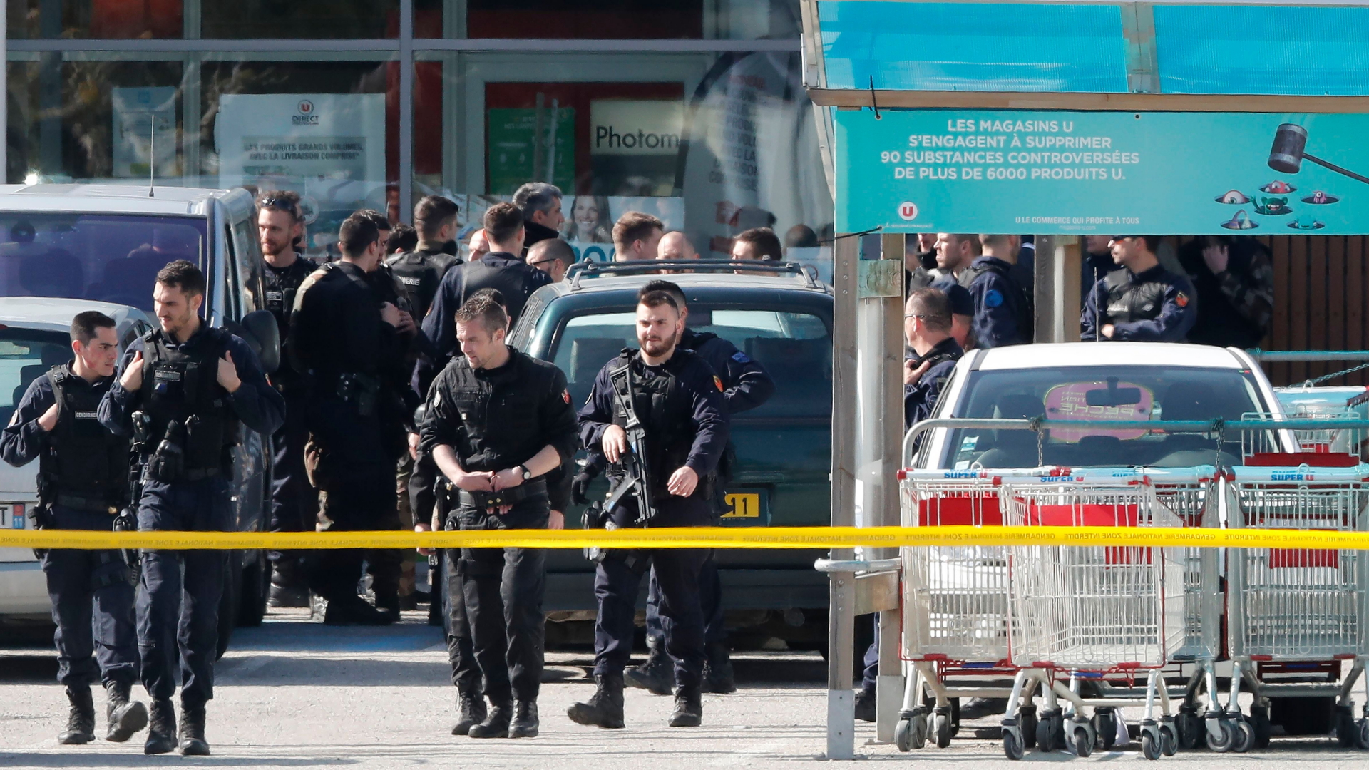 Polizisten vor dem Supermarkt in Trebes | Bildquelle: GUILLAUME HORCAJUELO/EPA-EFE/REX