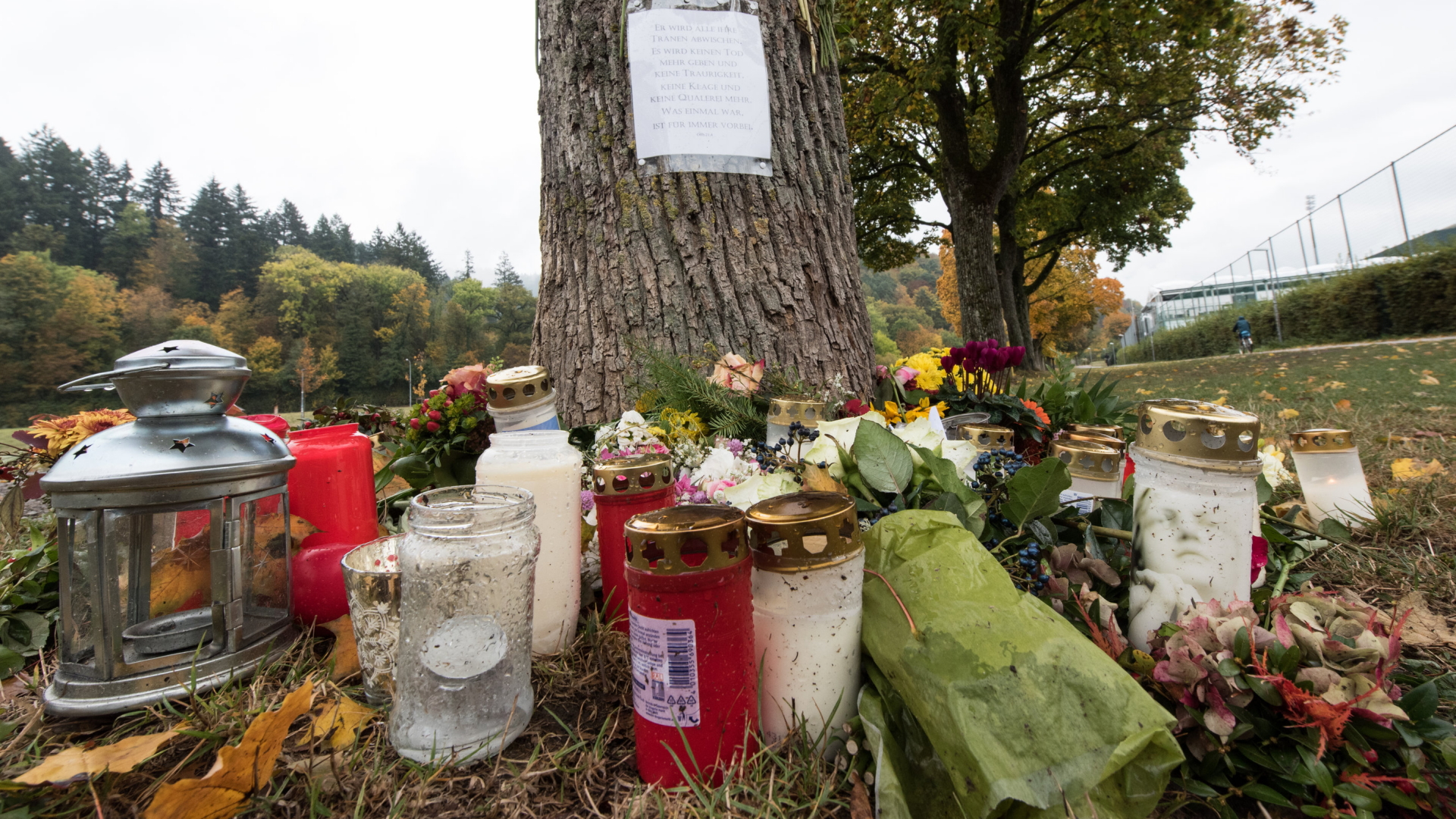 Mit Kerzen und Blumen wird in Freiburg an die getötete Studentin Maria erinnert. | Bildquelle: dpa