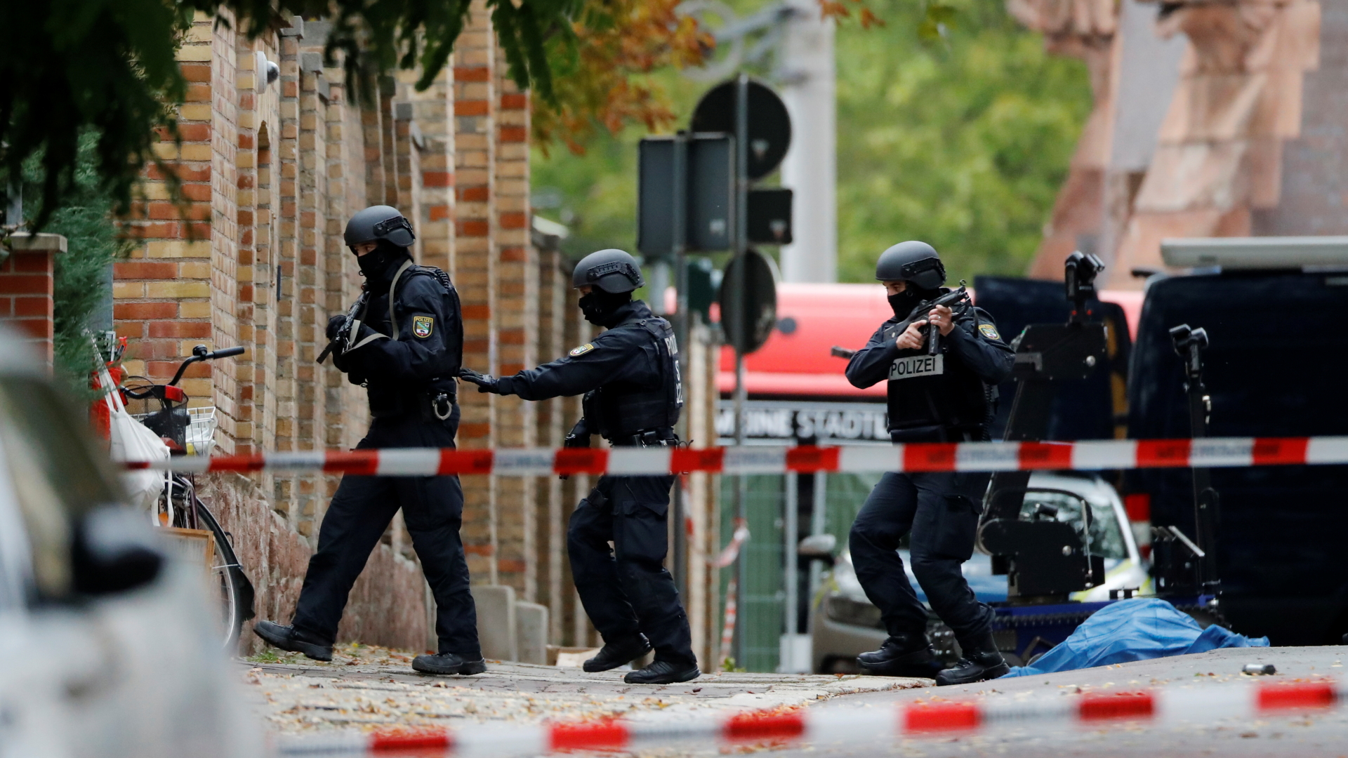 Polizisten vor der Synagoge in Halle nach dem Anschlag (Archiv 9.10.2019) | Bildquelle: REUTERS