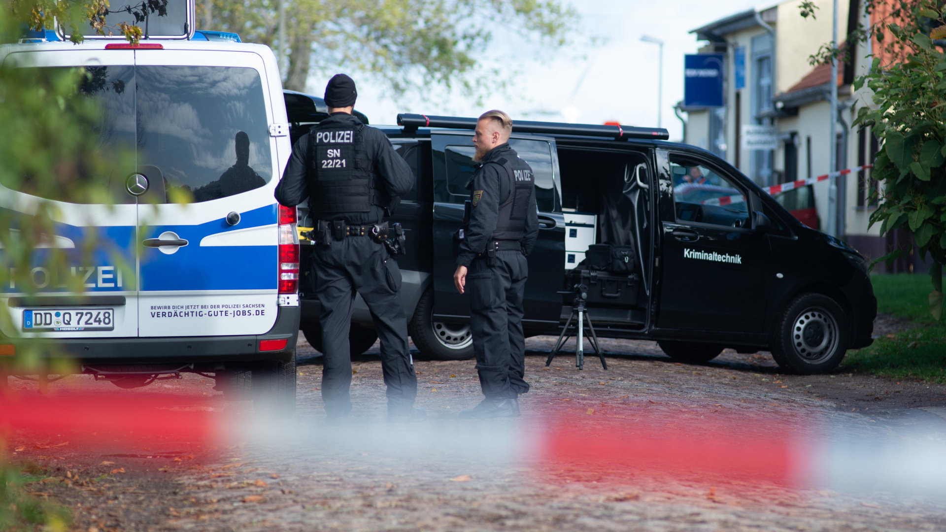 Polizisten und Kriminaltechnik in Halle | Bildquelle: dpa