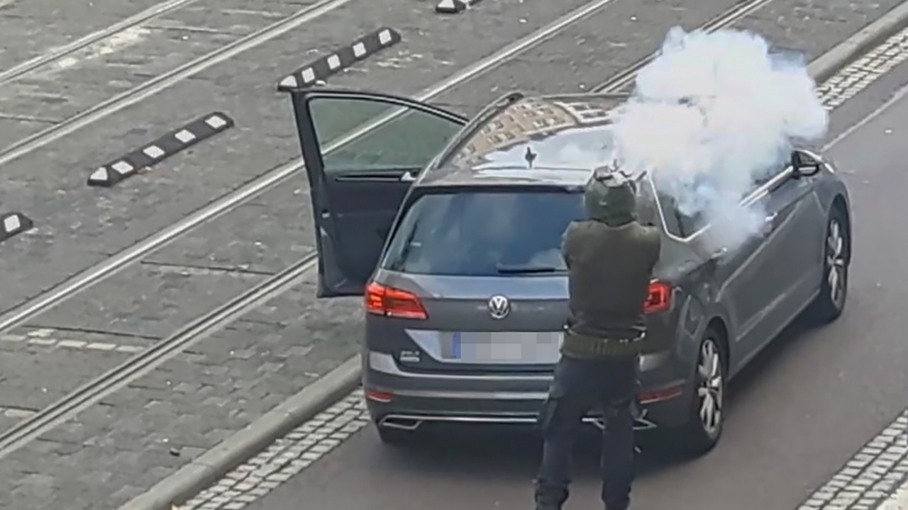 Screenshot aus Handyvideo der Schüsse in Halle | Bildquelle: AFP