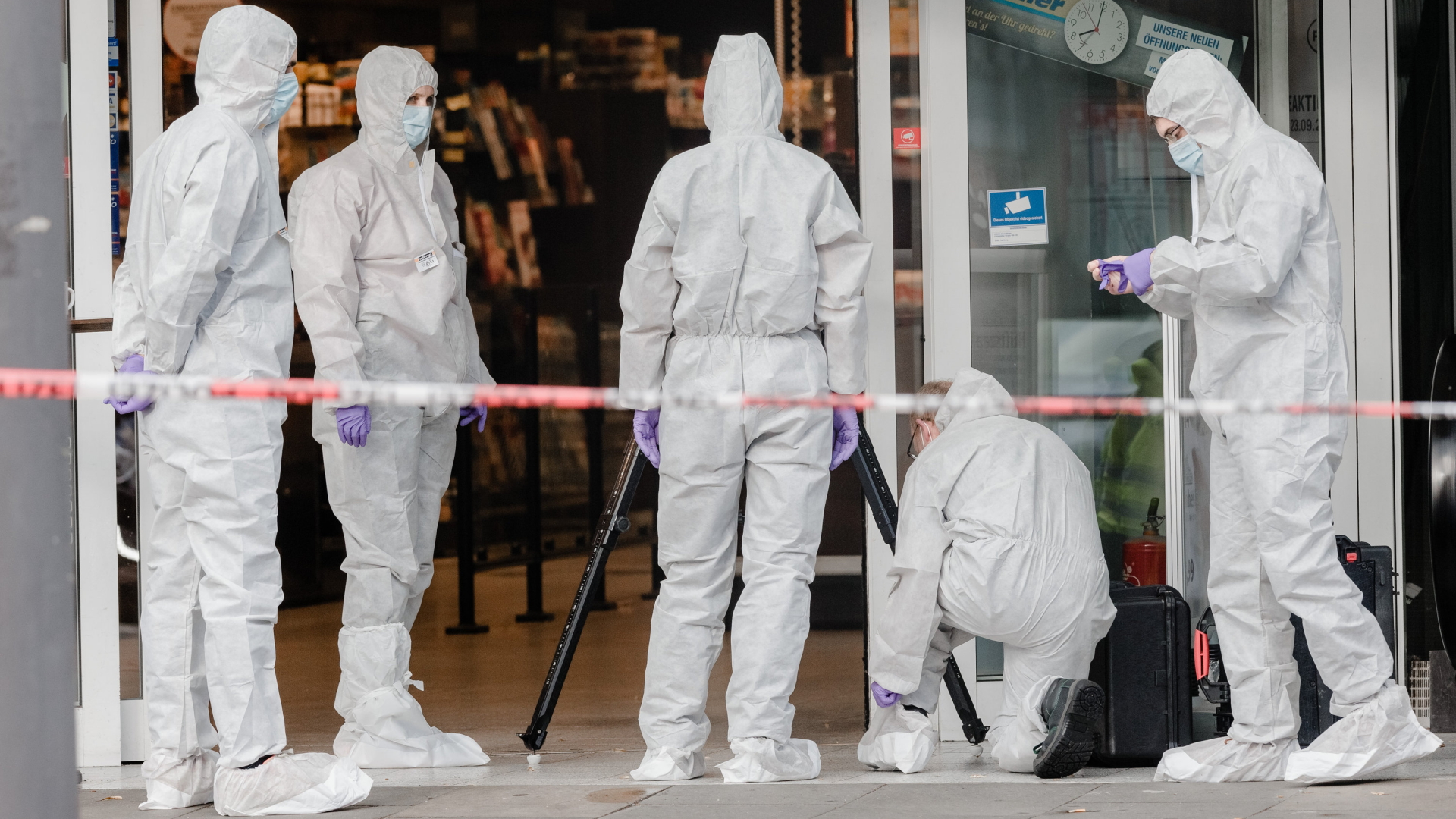Mitarbeiter der Spurensicherung untersuchen nach einer Messerattacke mit einem Toten den Tatort in dem Supermarkt im Hamburger Stadtteil Barmbek. | Bildquelle: dpa
