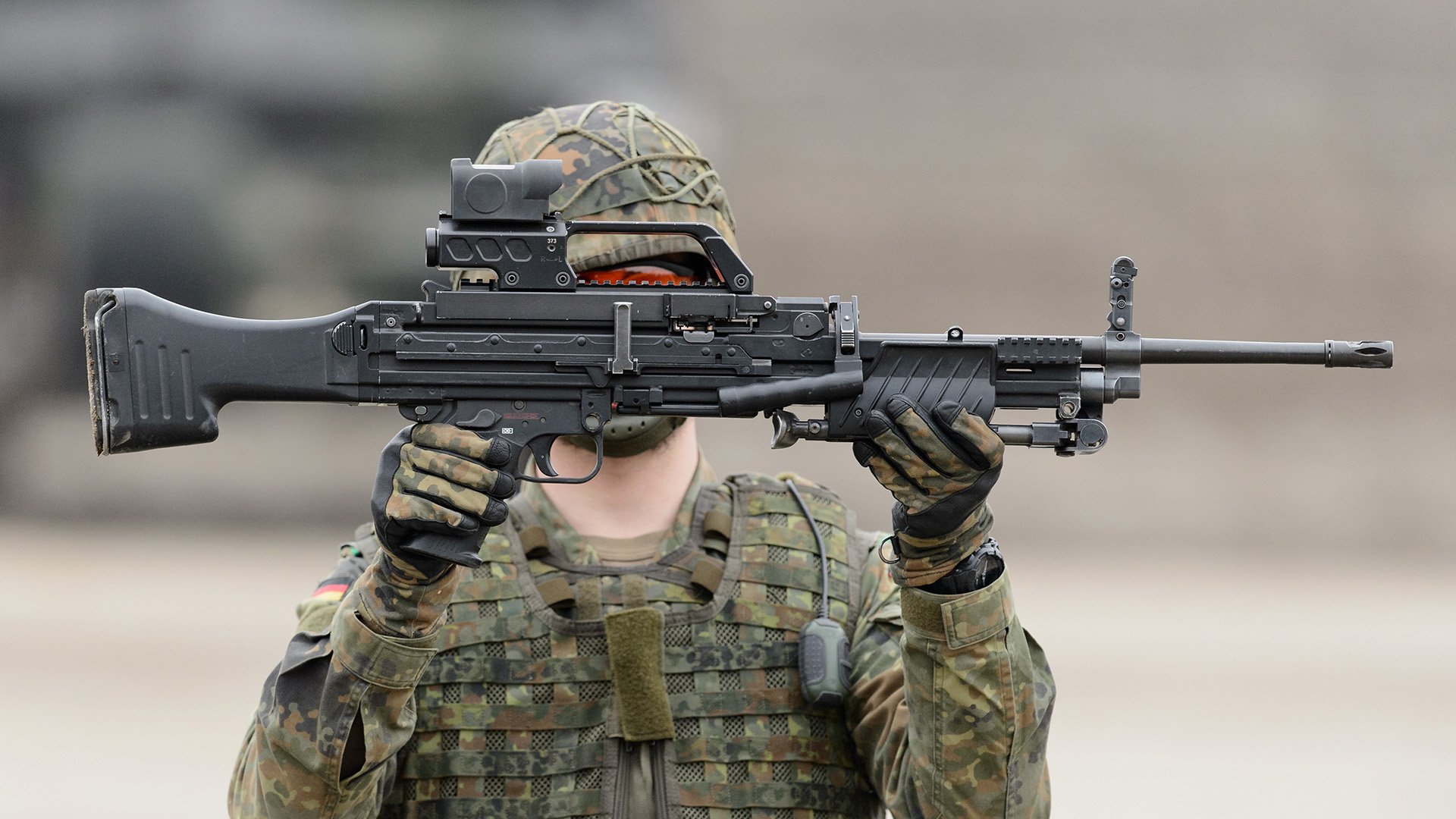 Ein Soldat mit einem MG4-Maschinengewehr von Heckler & Koch | Bildquelle: picture alliance / dpa