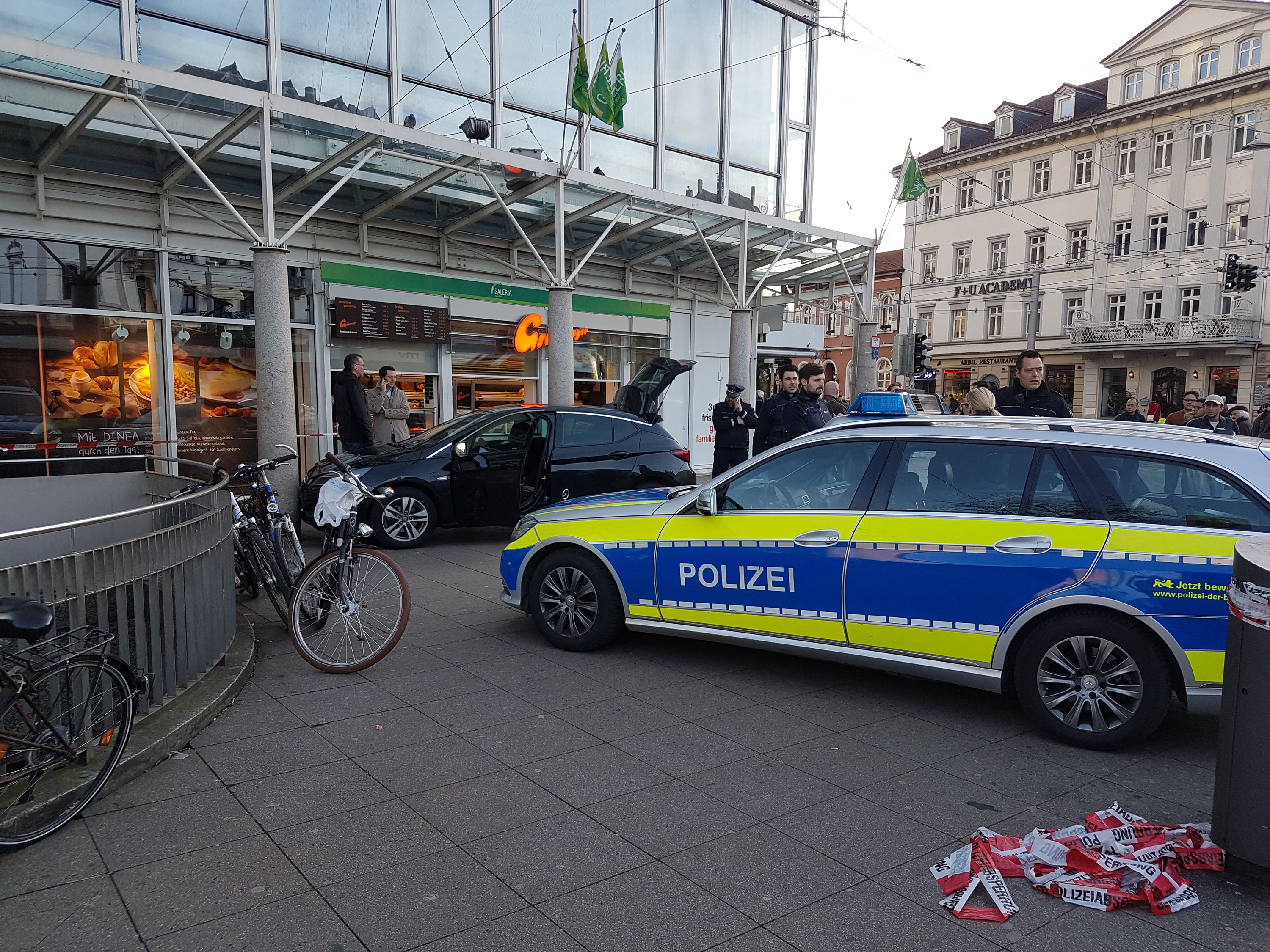 Polizeifahrzeug und Pkw des Amokfahrers in Heidelberg | Bildquelle: dpa