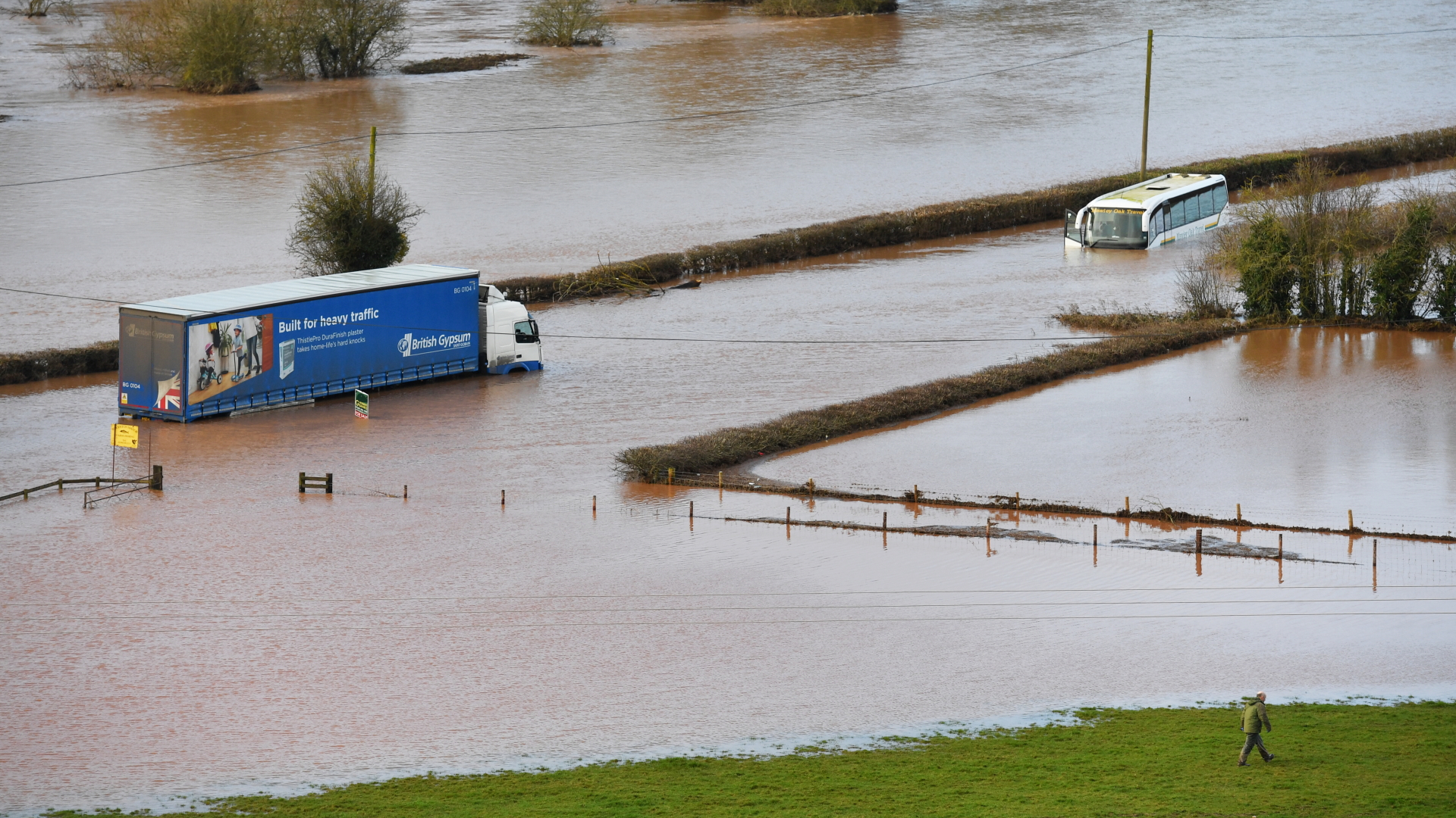 Ein LKW und ein Reisebus stehen in Großbritannien im Hochwasser | Bildquelle: dpa