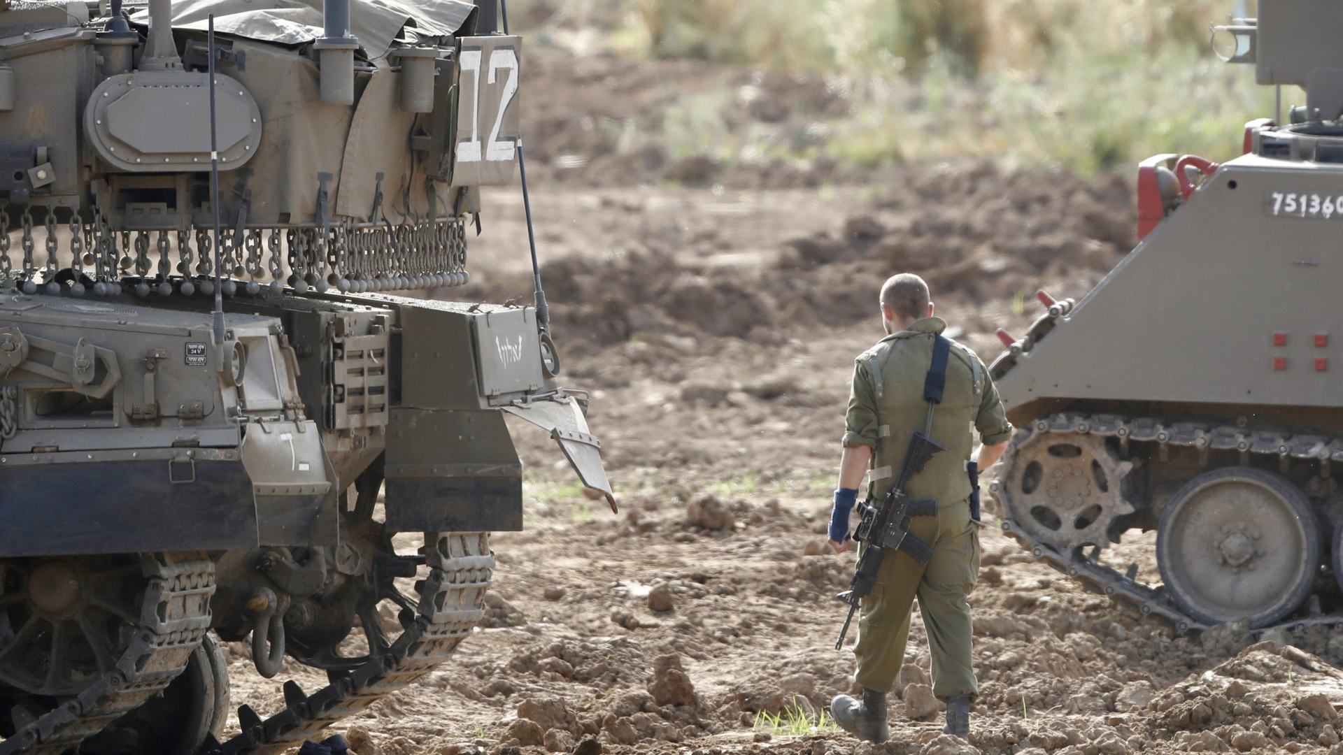 Ein israelischer Soldat steht an einem Sammelpunkt im israelischen Grenzgebiet zum Gazastreifen.  | Bildquelle: dpa