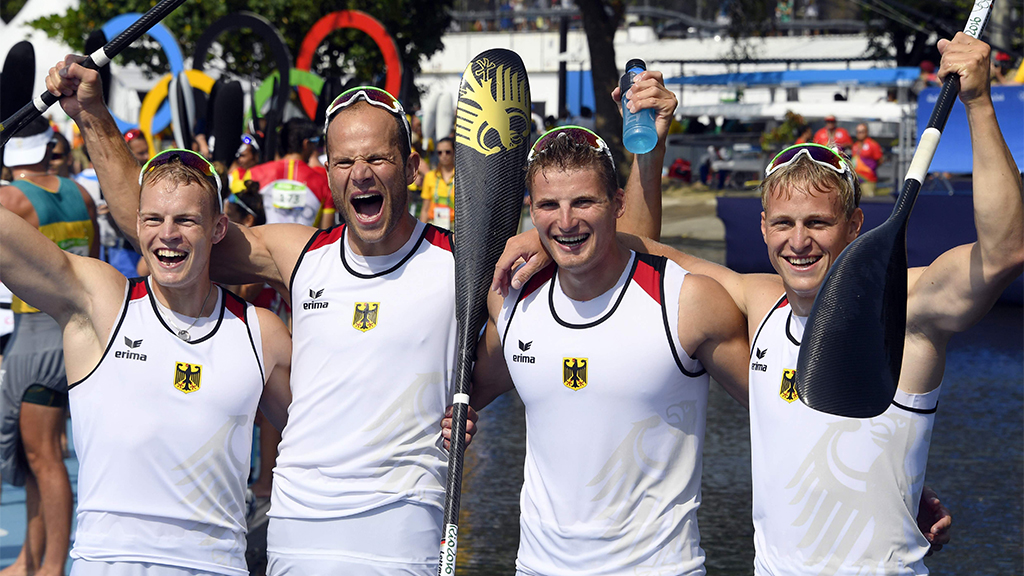 Marcus Gross, Max Hoff,Tom Liebscher und Max Rendschmidt freuen sich ber die Goldmedaille. | Bildquelle: AFP
