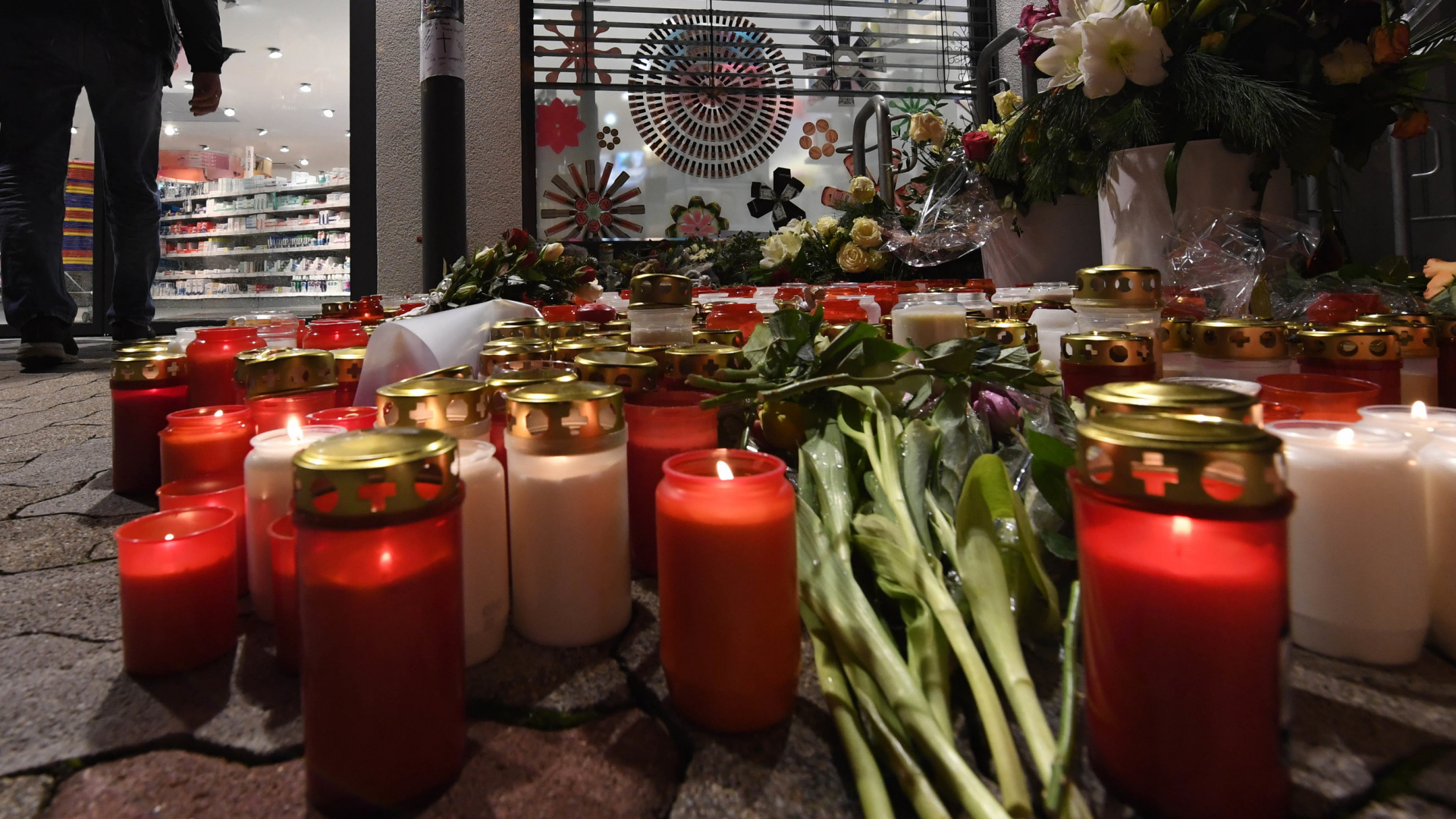 Kerzen und Blumen am Tatort in Kandel | Bildquelle: dpa