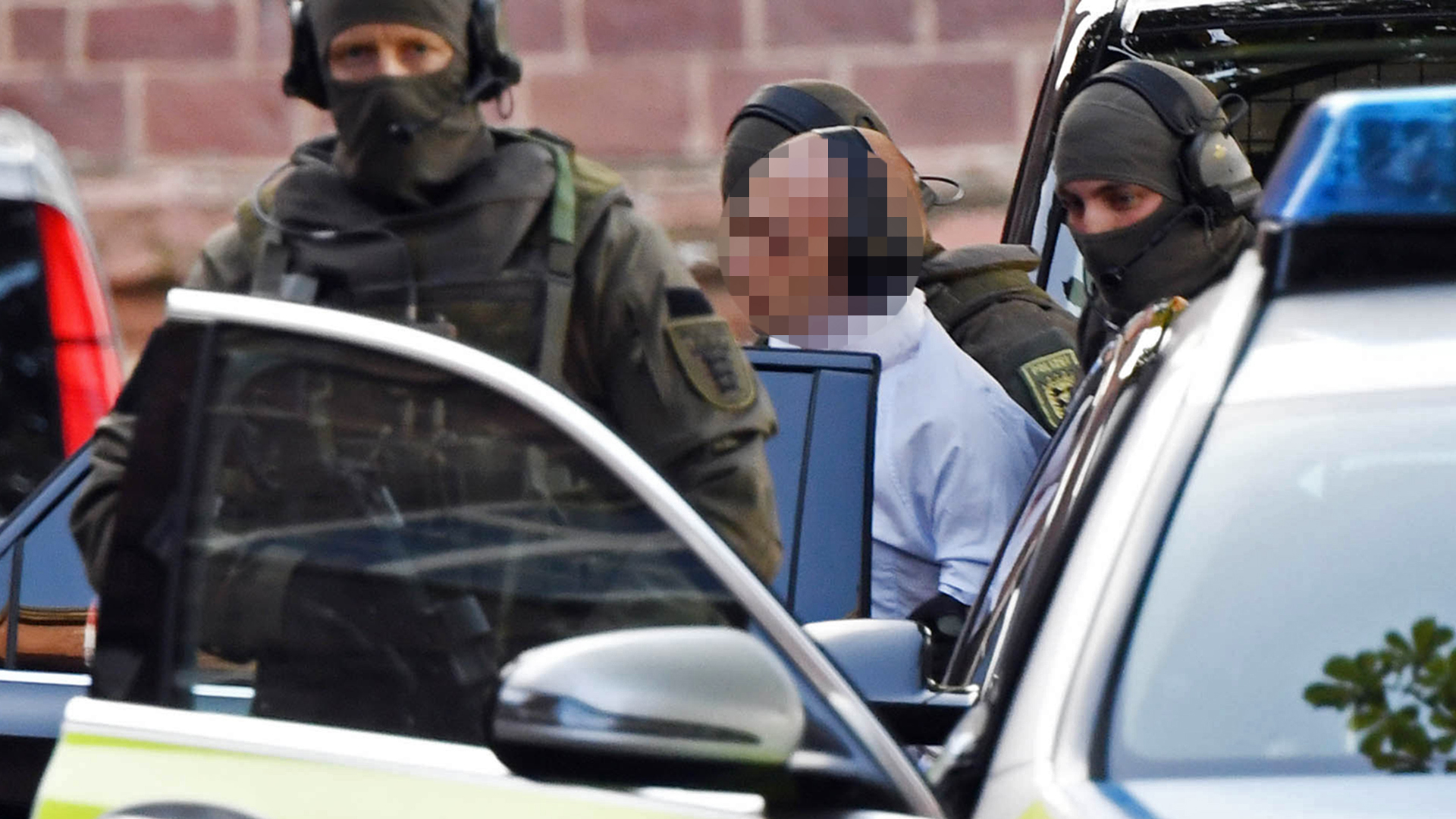 Polizisten führen den Attentäter von Halle ab | Bildquelle: AFP