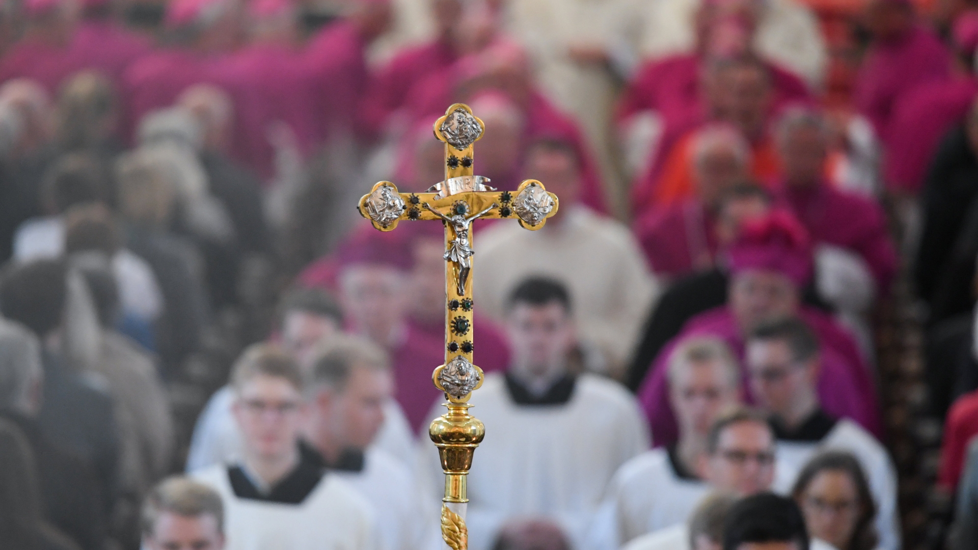 Hinter einem Kreuz ziehen Ministranten und die Mitglieder der Deutschen Bischofskonferenz aus dem Fuldaer Dom. | Bildquelle: dpa