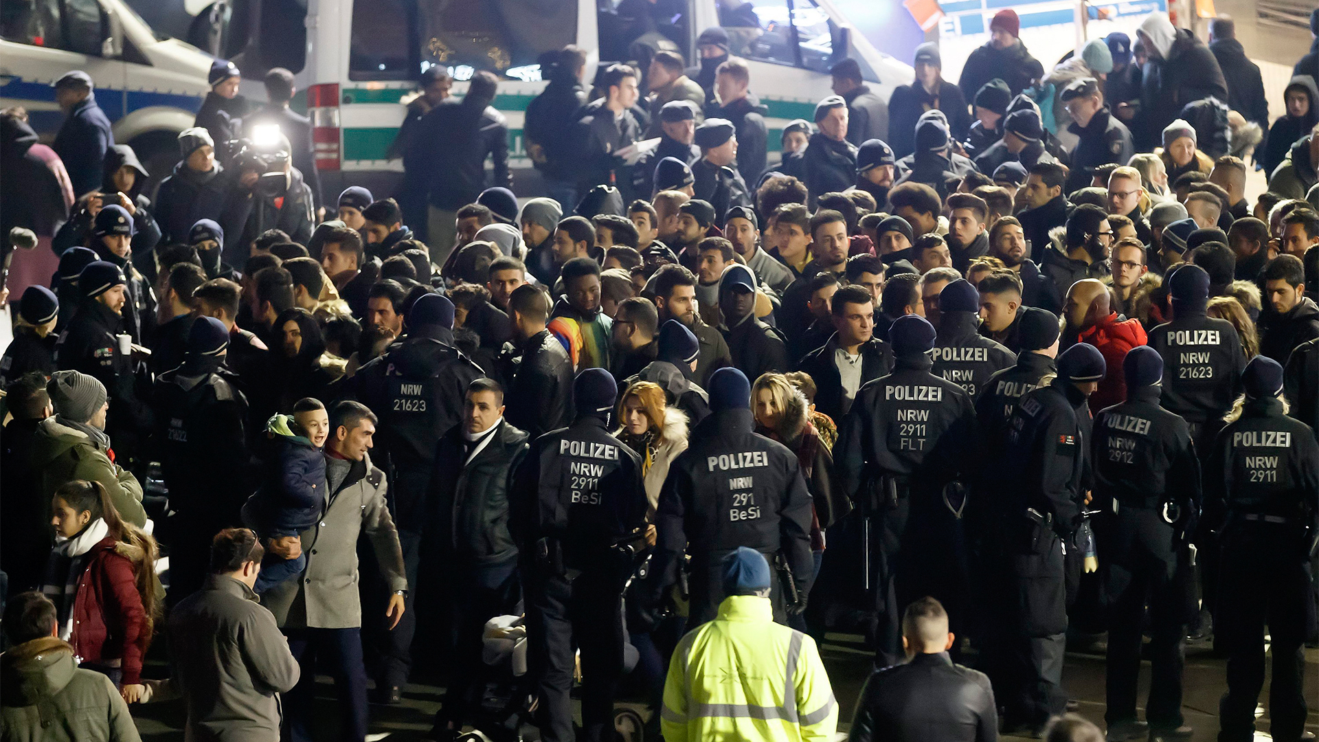 Polizisten kontrollieren in Köln. | Bildquelle: dpa