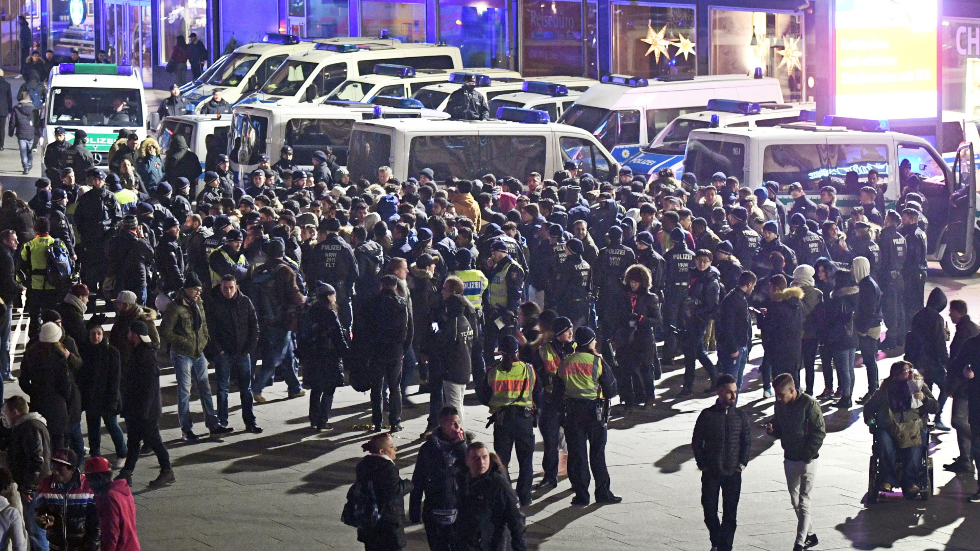 Polizisten umringen am 31. Dezember 2016 vor dem Hauptbahnhof in Köln eine Gruppe nordafrikanisch aussehender Männer. | Bildquelle: dpa