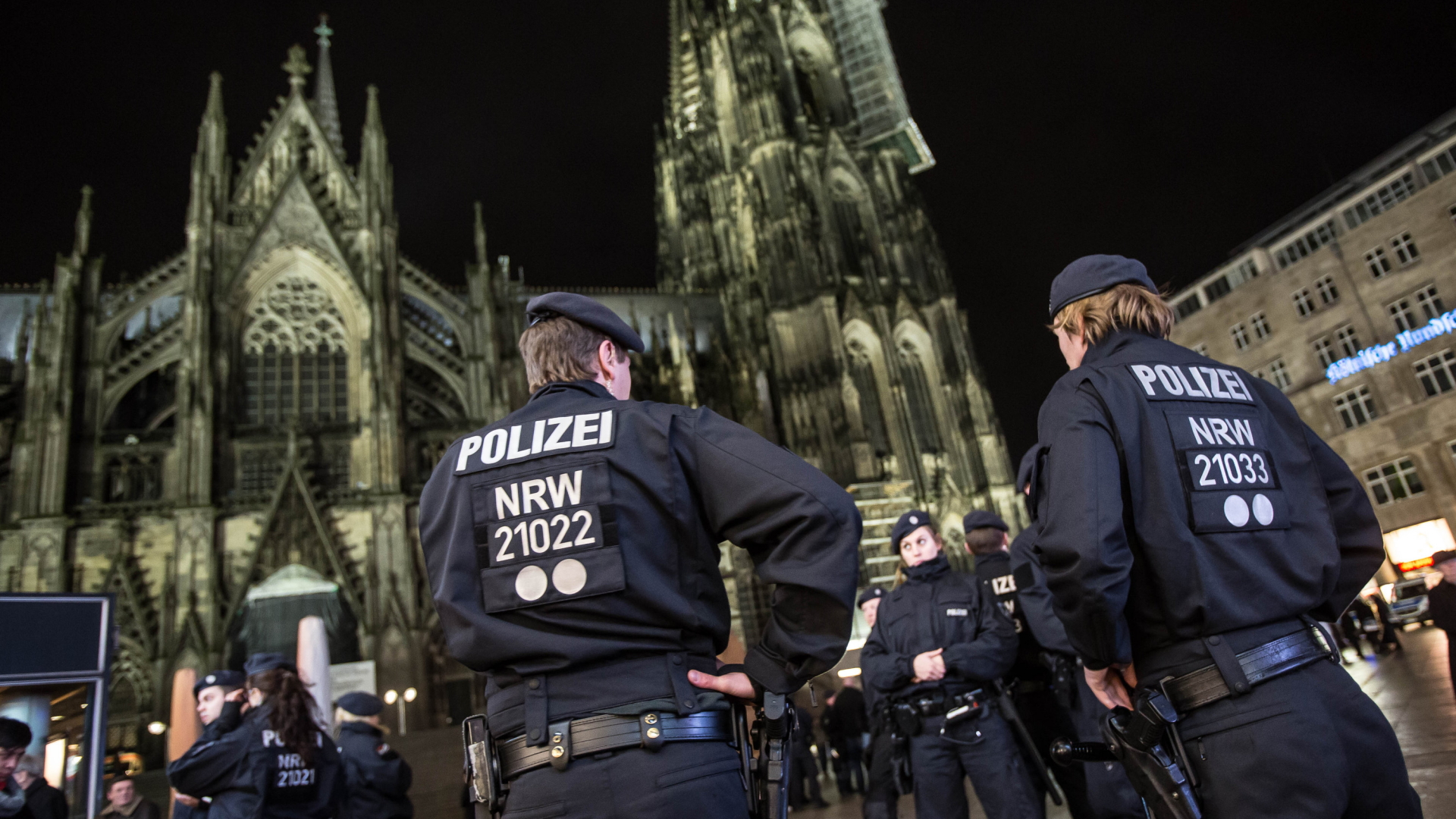 Mehrere Polizisten stehen neben dem Kölner Hauptbahnhof, im Hintergrund der Dom. | Bildquelle: 20160110